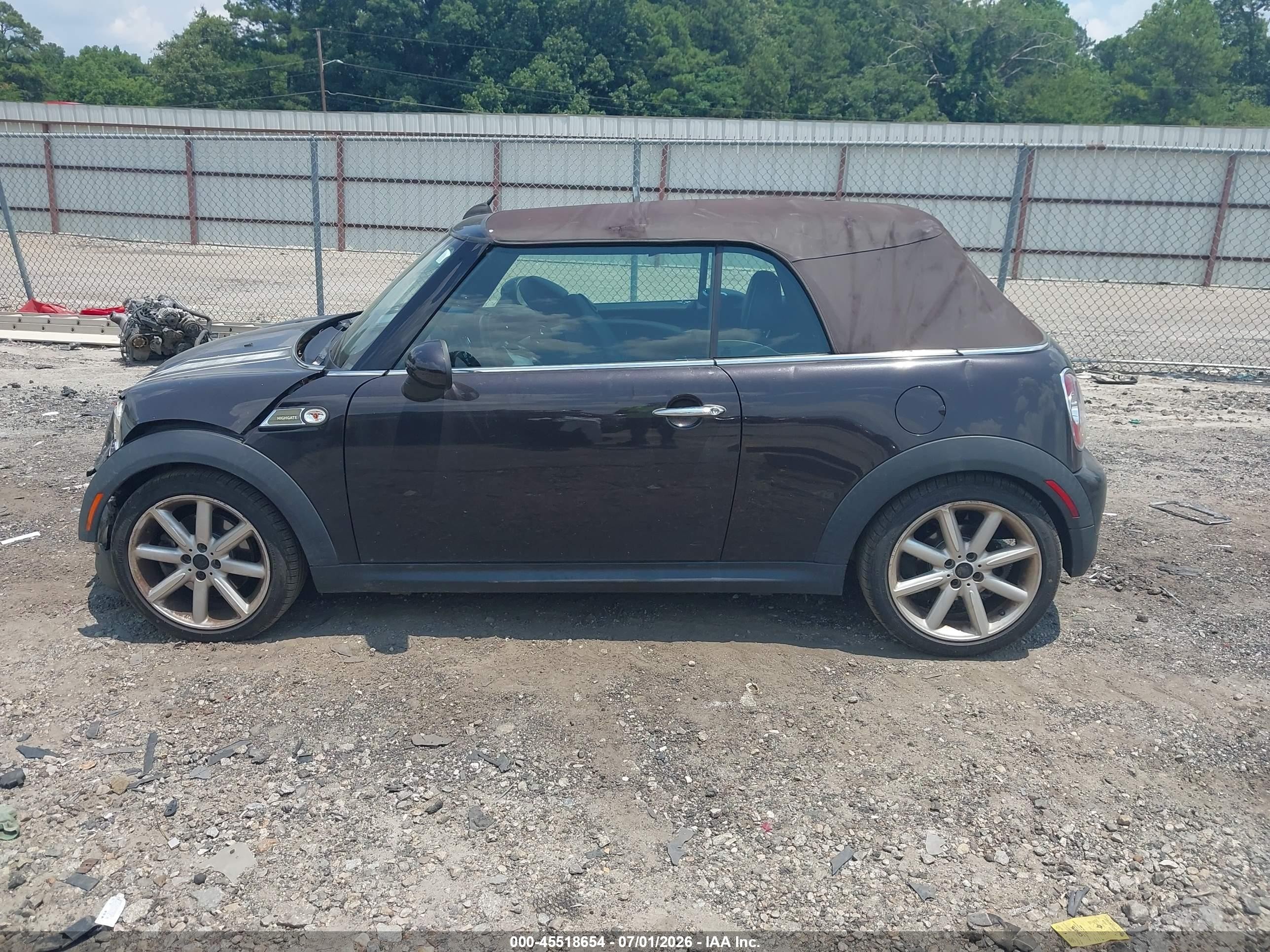 2013 Mini Convertible Cooper S Burgundy vin: WMWZP3C59DT550827