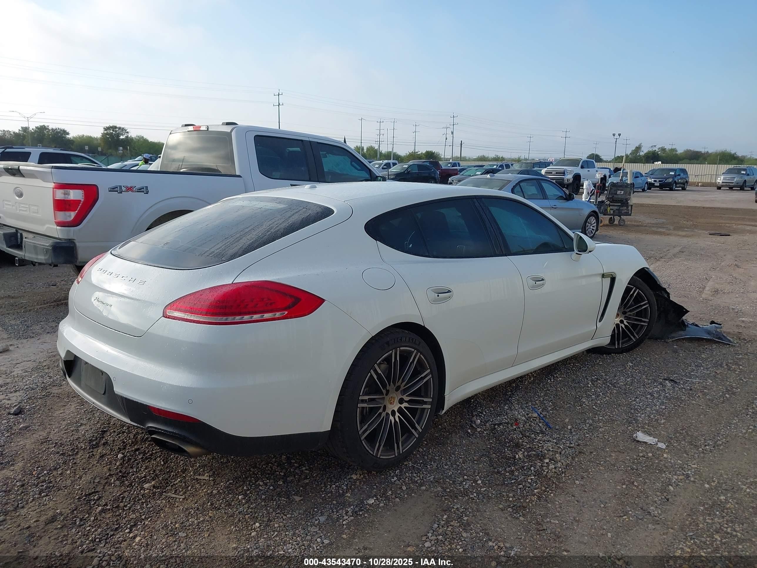 2016 Porsche Panamera 4 Белый vin: WP0AA2A70GL007824