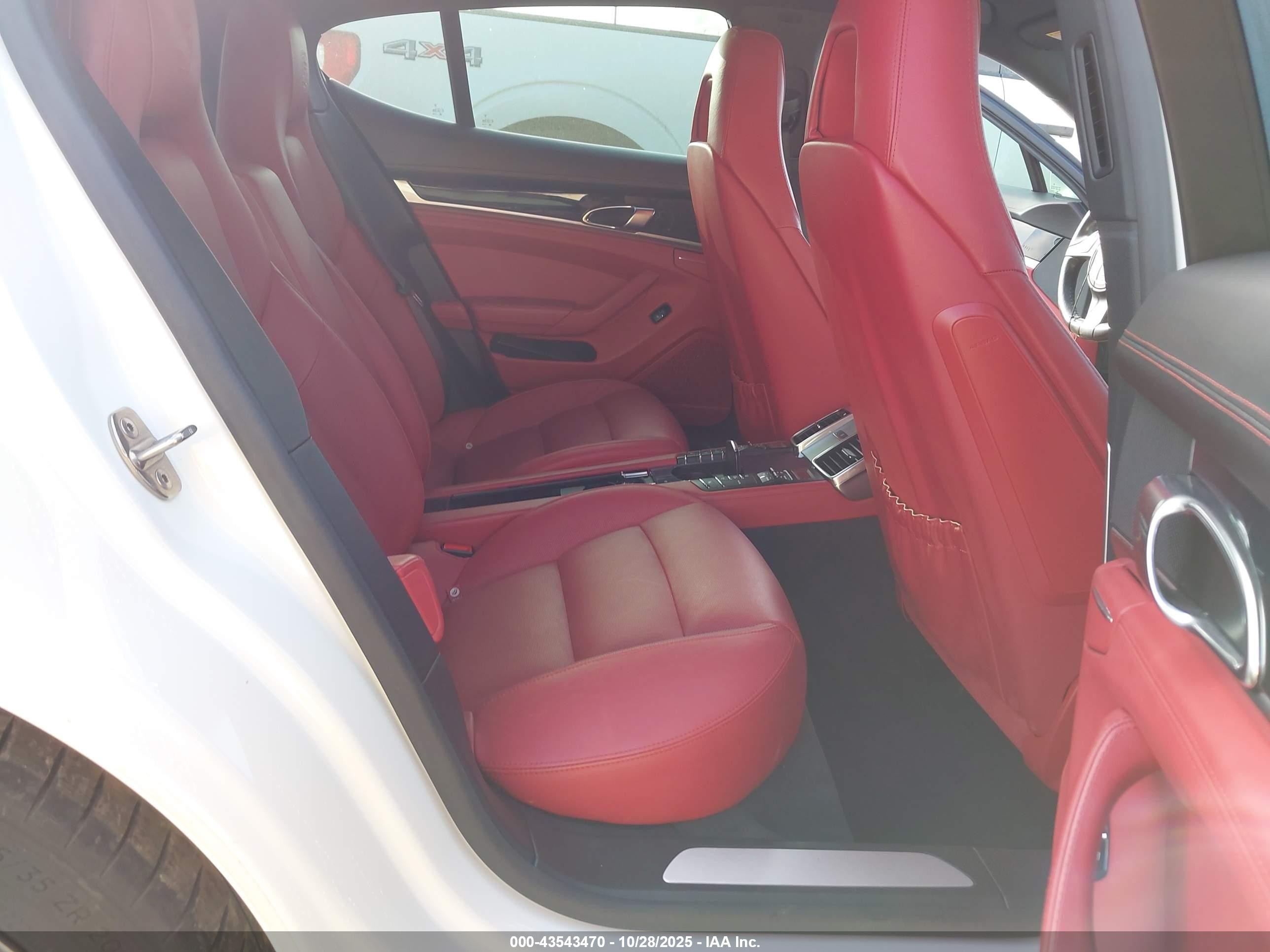 2016 Porsche Panamera 4 Белый vin: WP0AA2A70GL007824