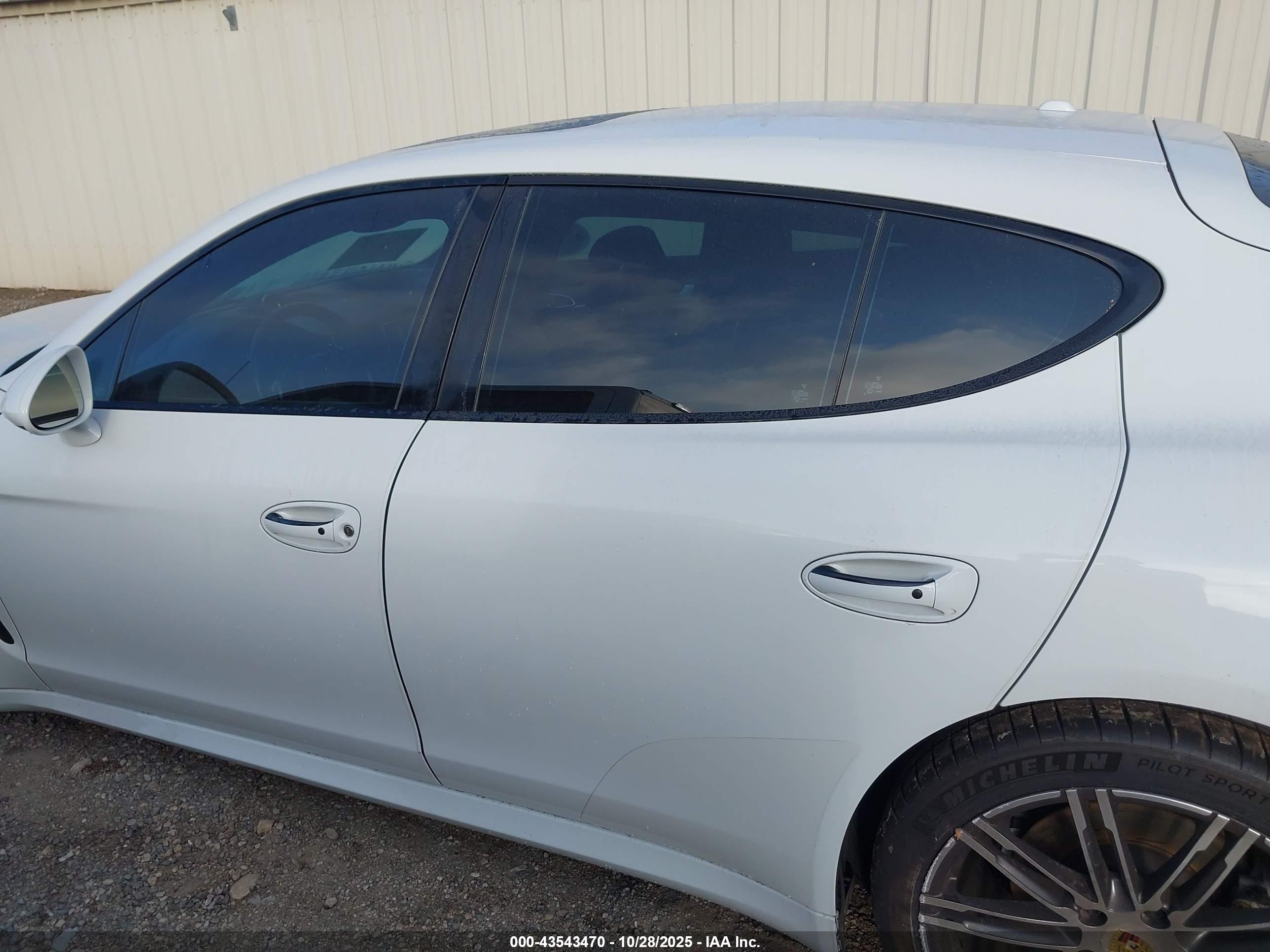 2016 Porsche Panamera 4 Белый vin: WP0AA2A70GL007824