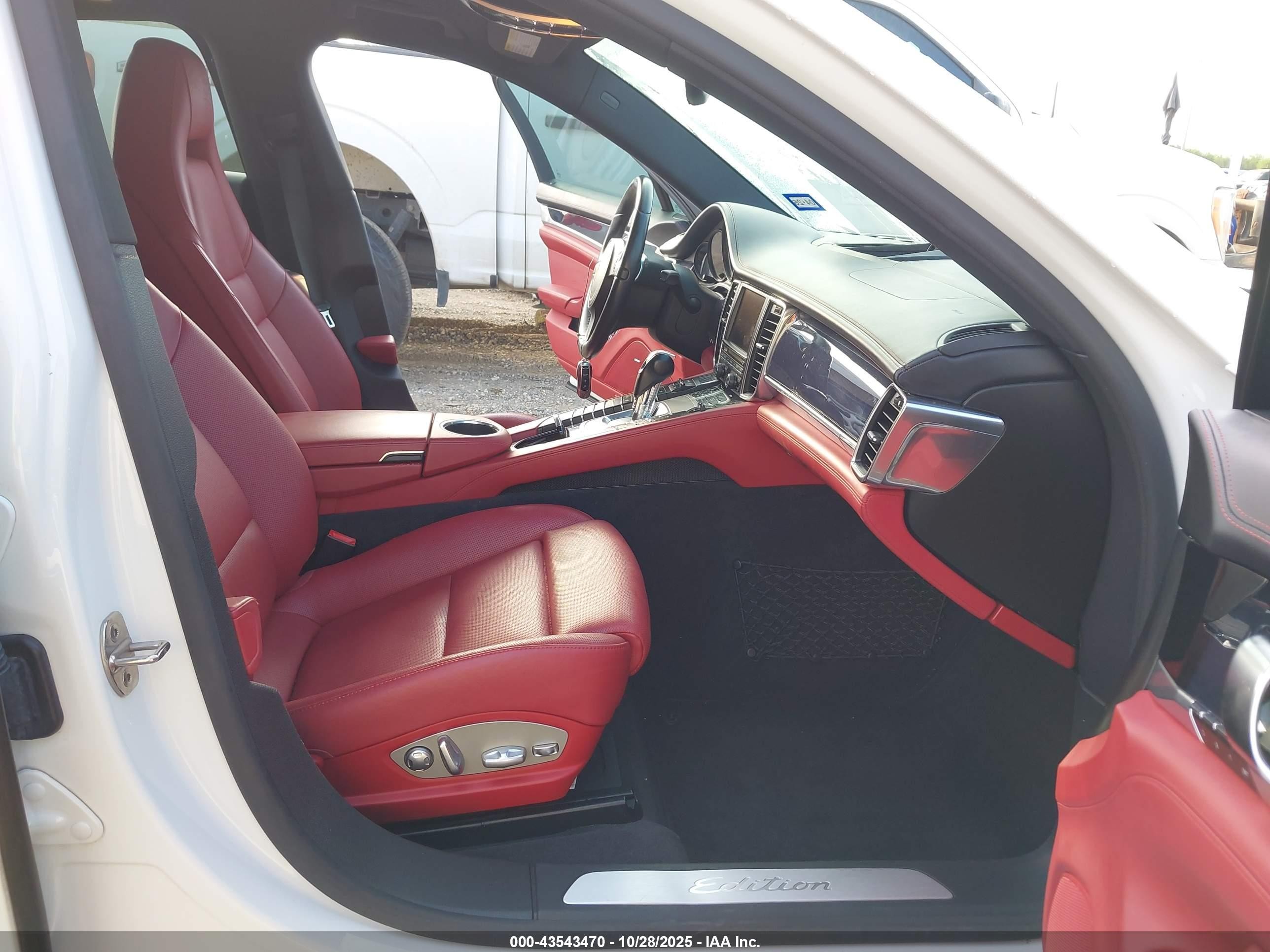 2016 Porsche Panamera 4 Белый vin: WP0AA2A70GL007824