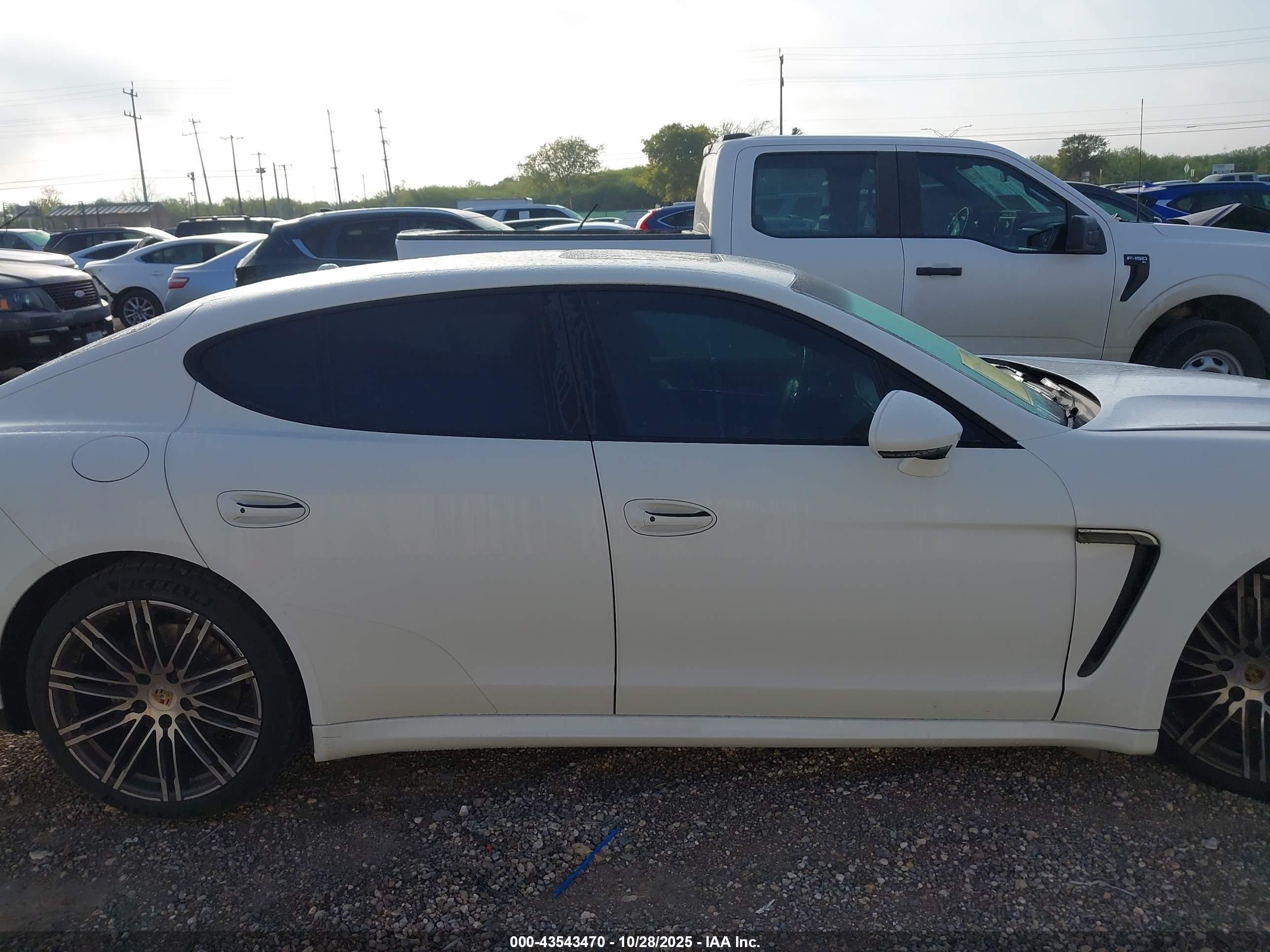 2016 Porsche Panamera 4 Белый vin: WP0AA2A70GL007824