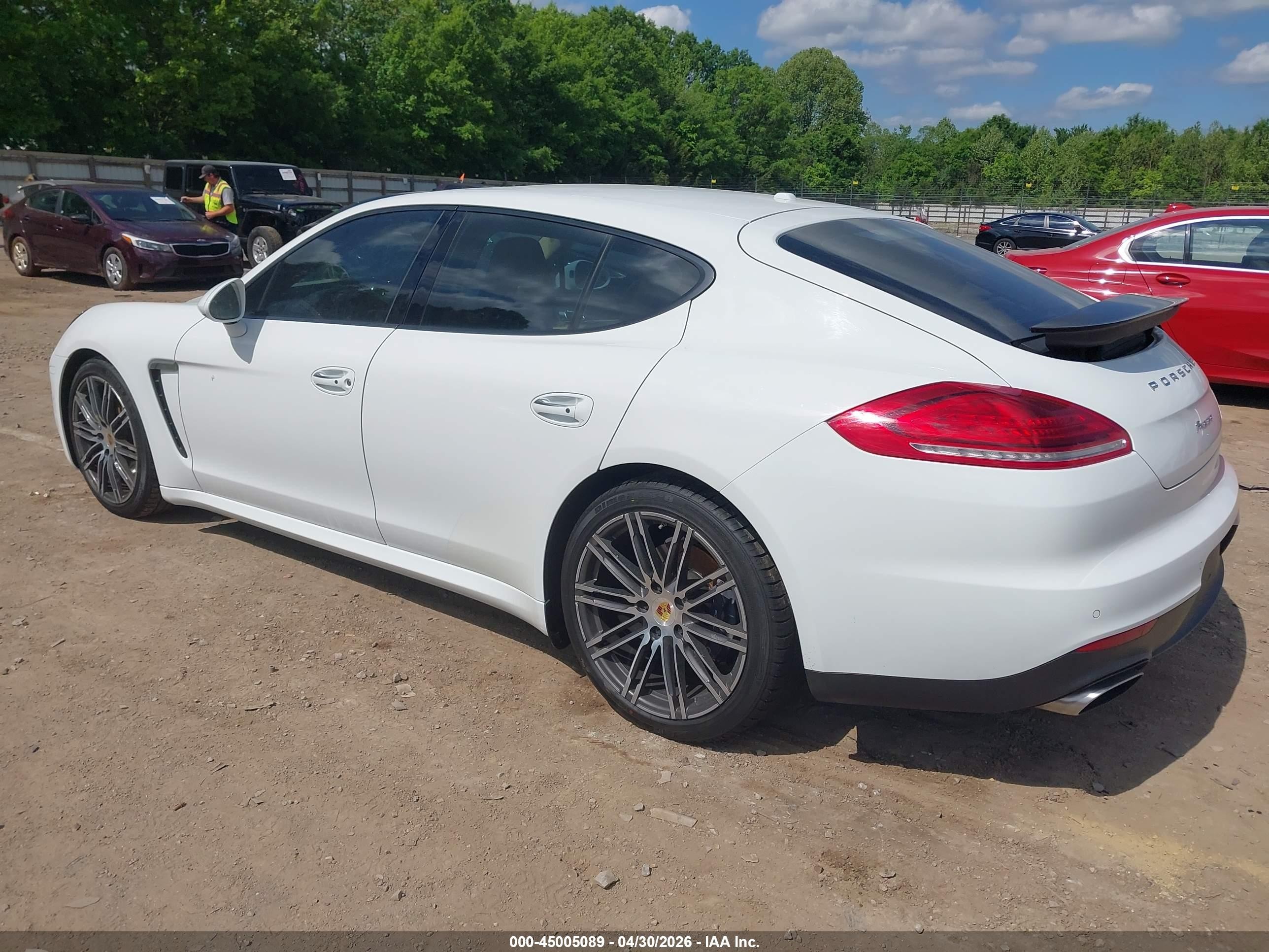 2015 Porsche Panamera 4 Белый vin: WP0AA2A71FL001884