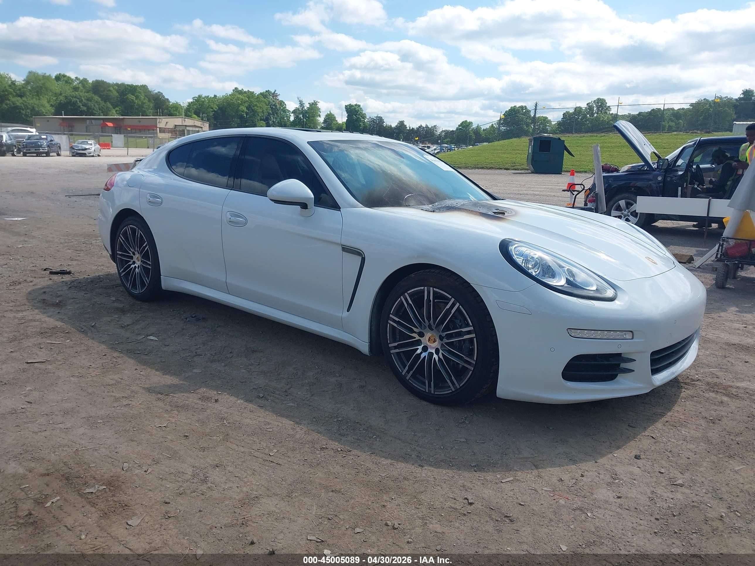 2015 Porsche Panamera 4 Белый vin: WP0AA2A71FL001884