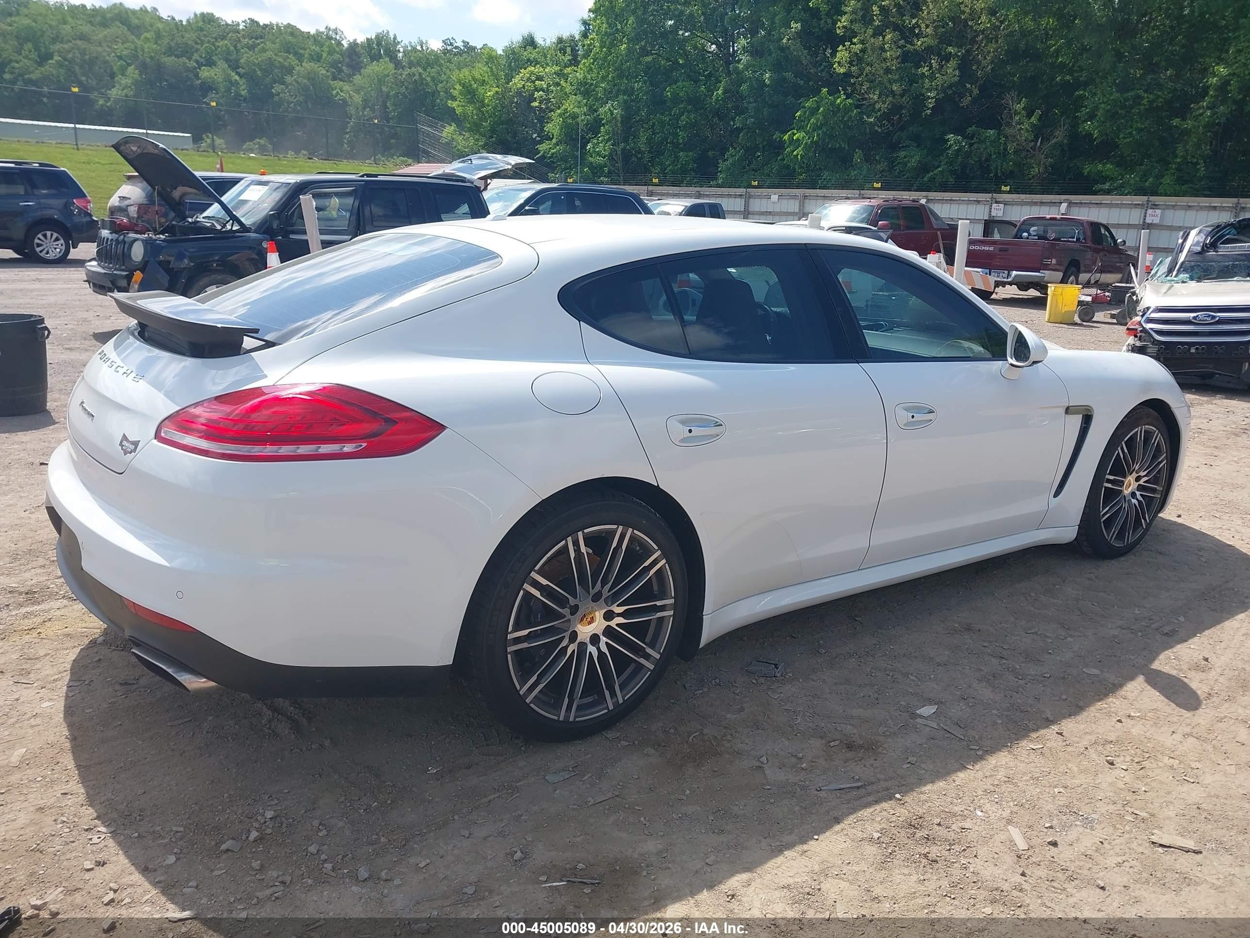 2015 Porsche Panamera 4 Белый vin: WP0AA2A71FL001884