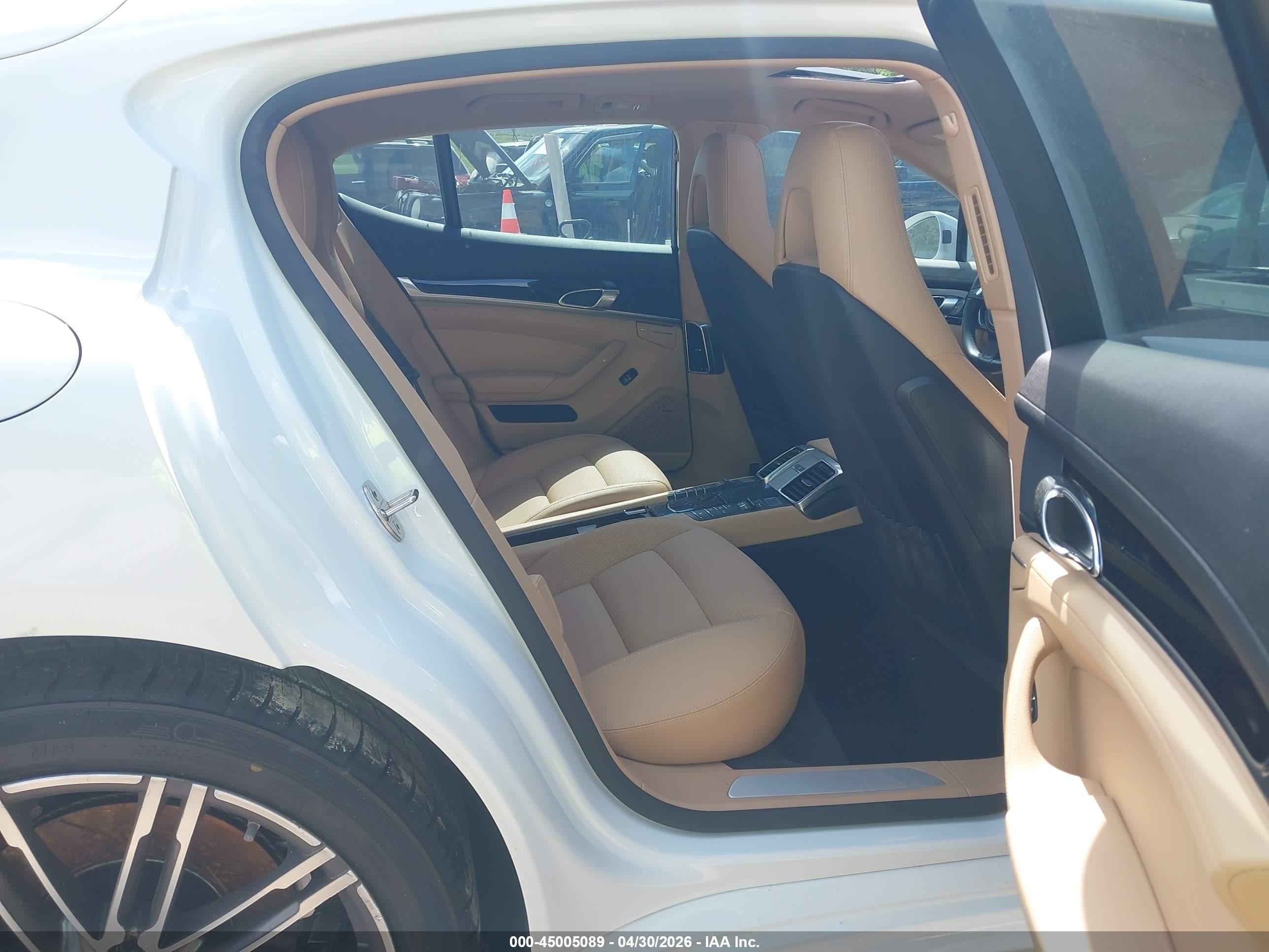 2015 Porsche Panamera 4 Белый vin: WP0AA2A71FL001884