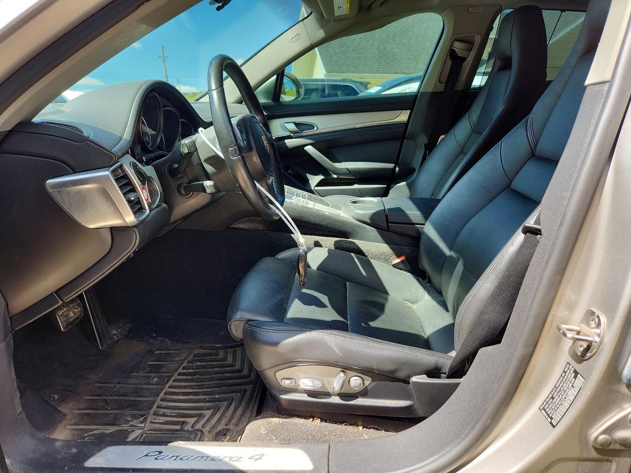 2012 Porsche Panemara 4 Silver vin: WP0AA2A72CL018852