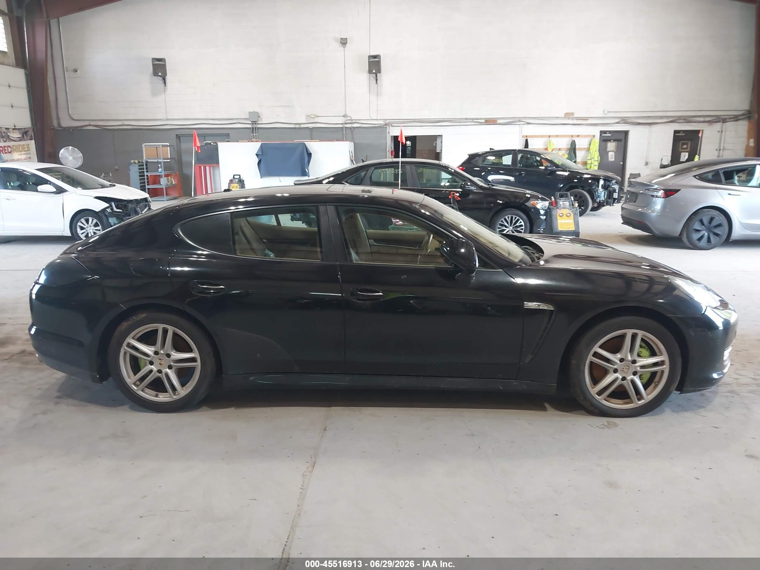 2011 Porsche Panamera 2/4 Черный vin: WP0AA2A74BL010623