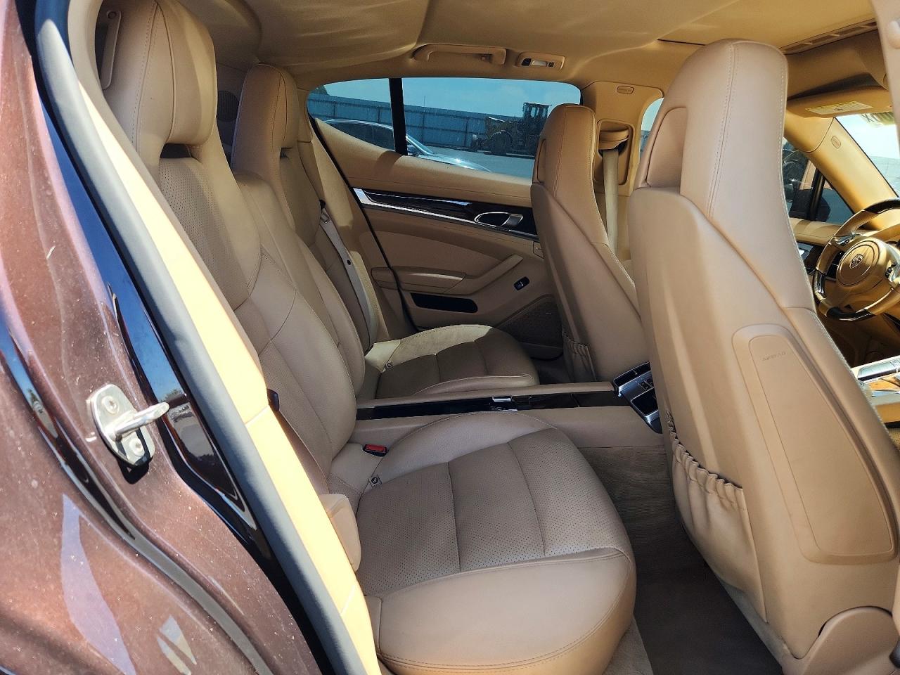 2014 Porsche Panamera 2 Burgundy vin: WP0AA2A76EL014077