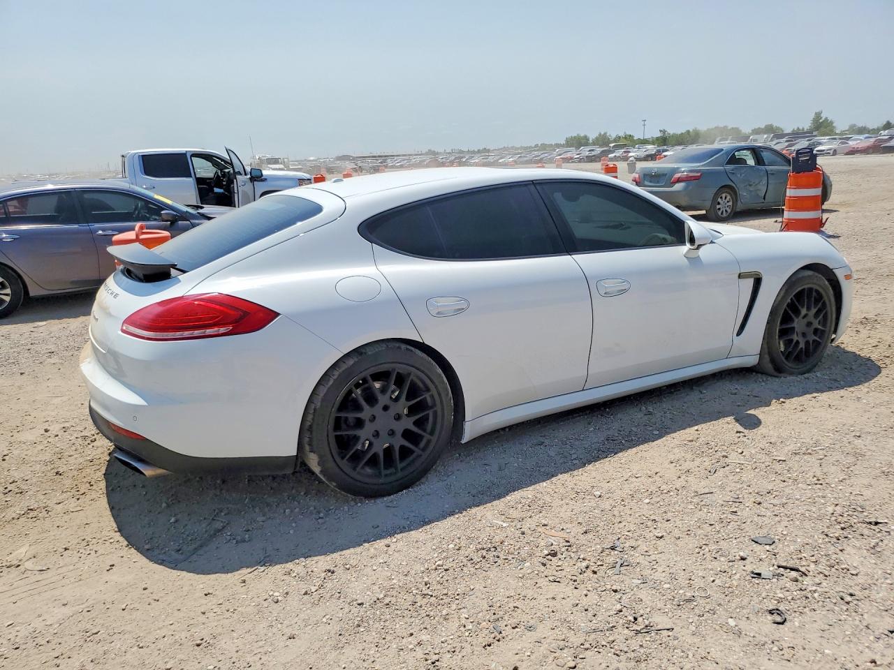 2015 Porsche Panamera 2 White vin: WP0AA2A77FL000528
