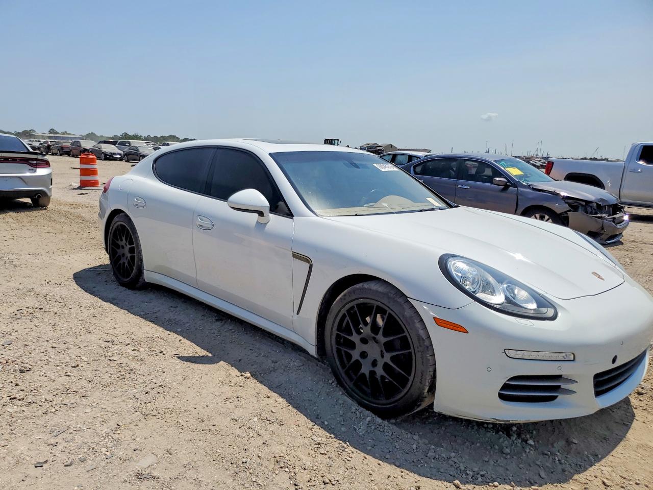 2015 Porsche Panamera 2 White vin: WP0AA2A77FL000528