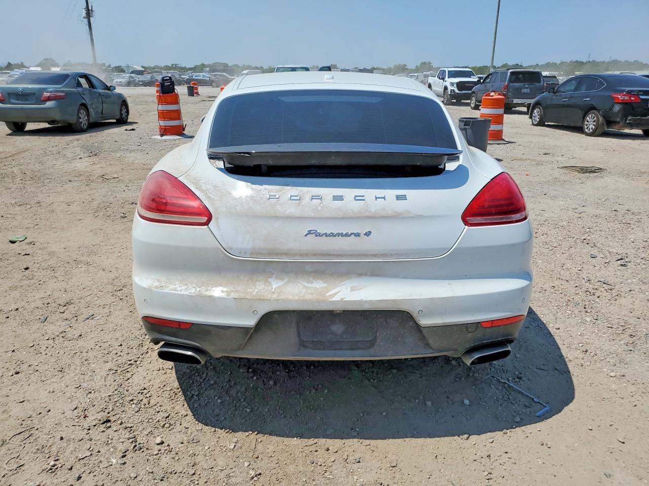 2015 Porsche Panamera 2 White vin: WP0AA2A77FL000528