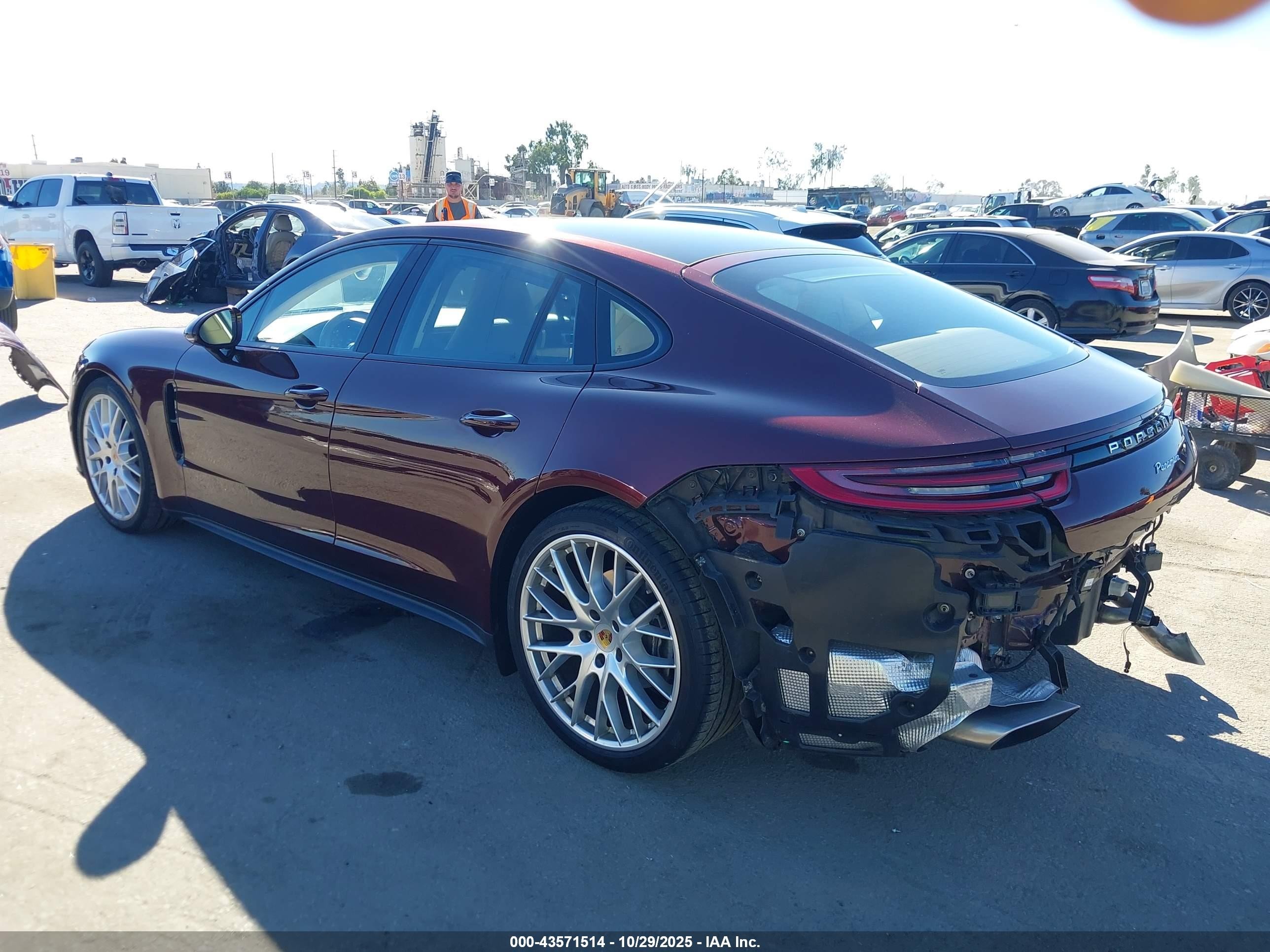 2018 Porsche Panamera 4 Champagne vin: WP0AA2A78JL108536