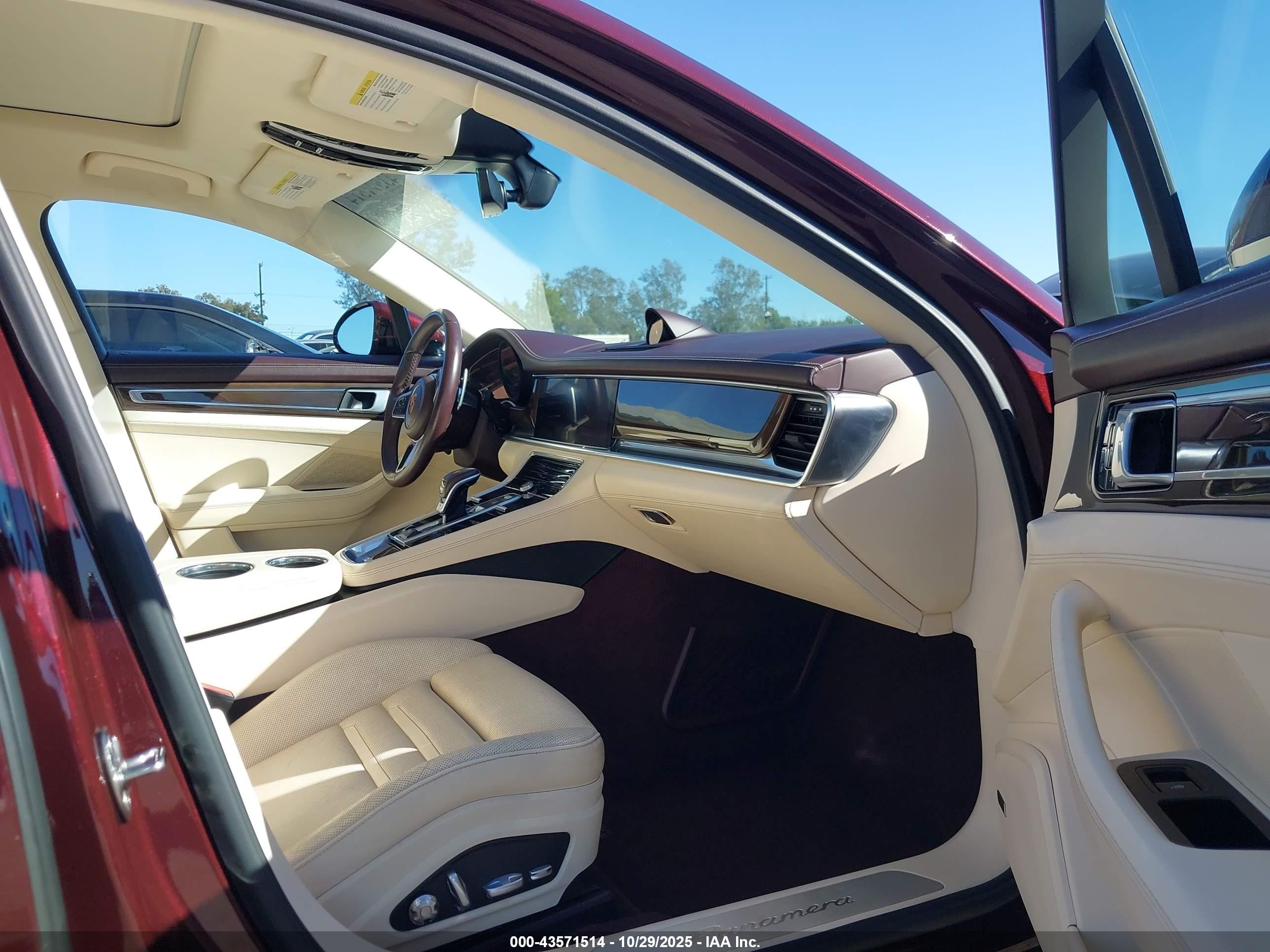 2018 Porsche Panamera 4 Champagne vin: WP0AA2A78JL108536