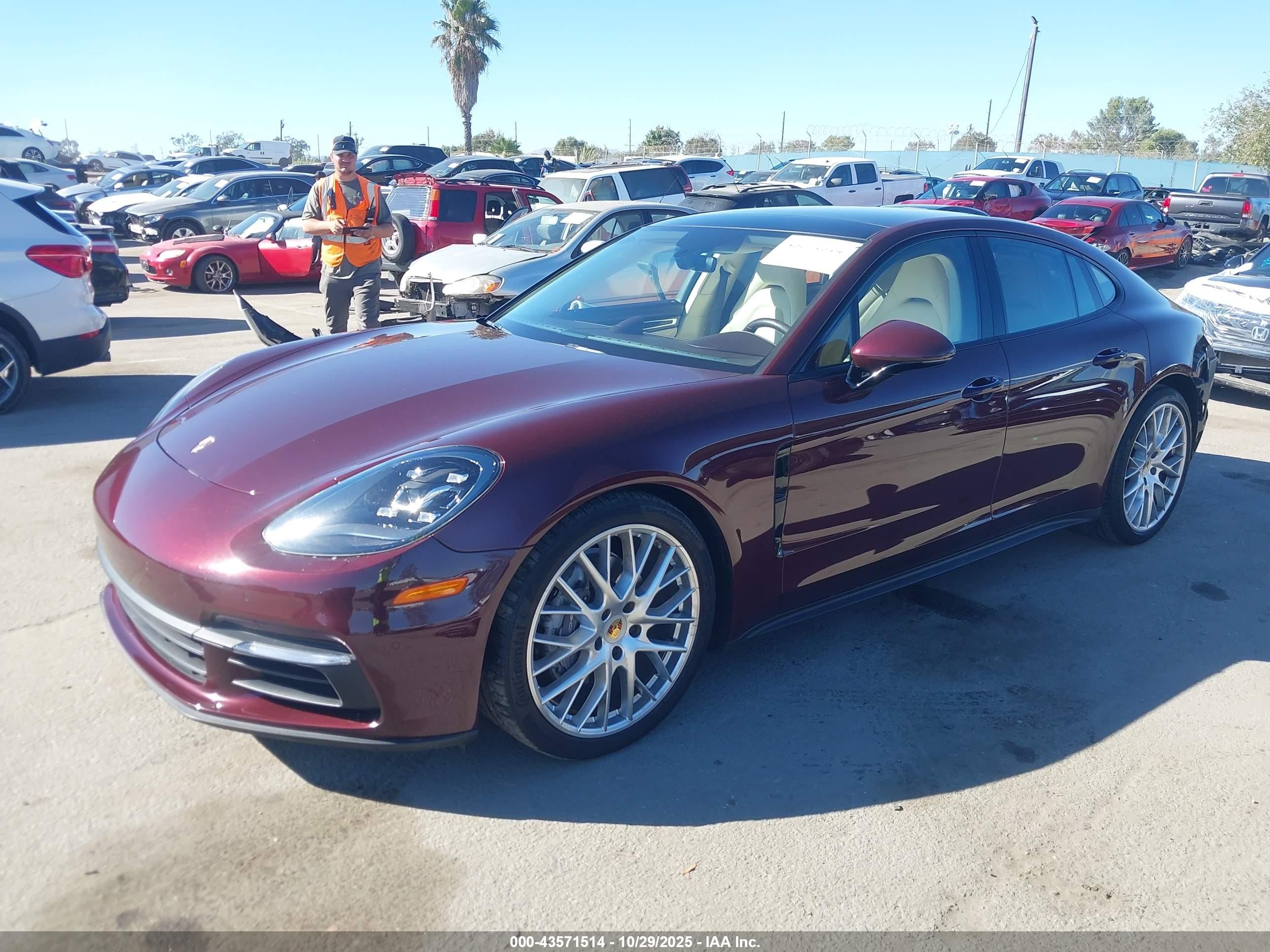 2018 Porsche Panamera 4 Champagne vin: WP0AA2A78JL108536