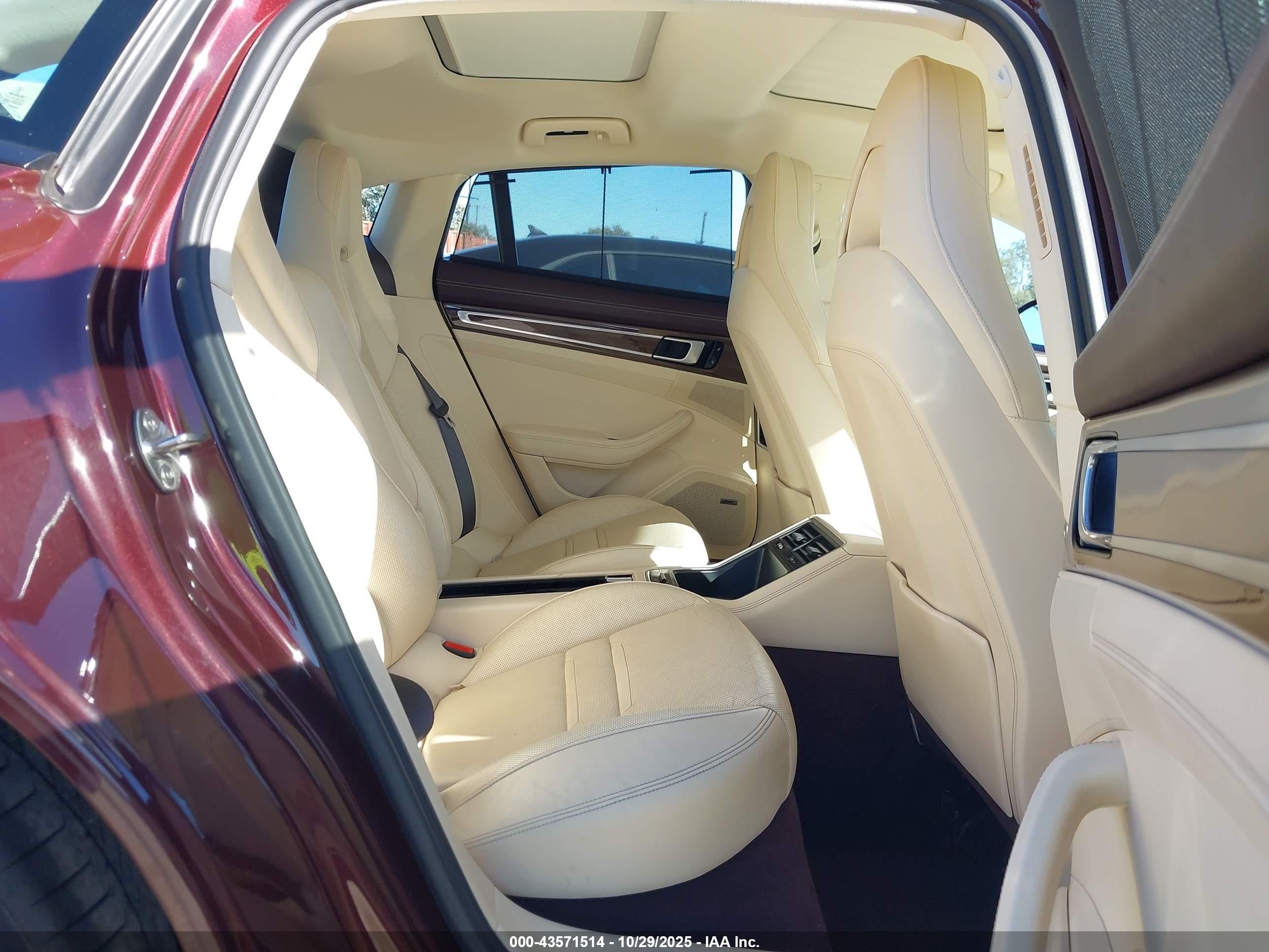 2018 Porsche Panamera 4 Champagne vin: WP0AA2A78JL108536