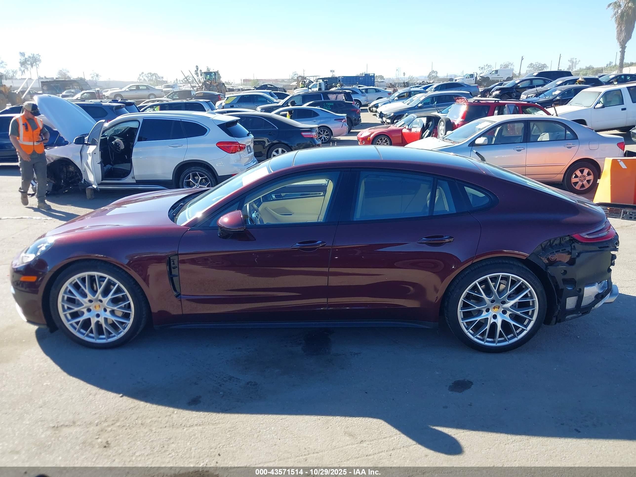 2018 Porsche Panamera 4 Champagne vin: WP0AA2A78JL108536