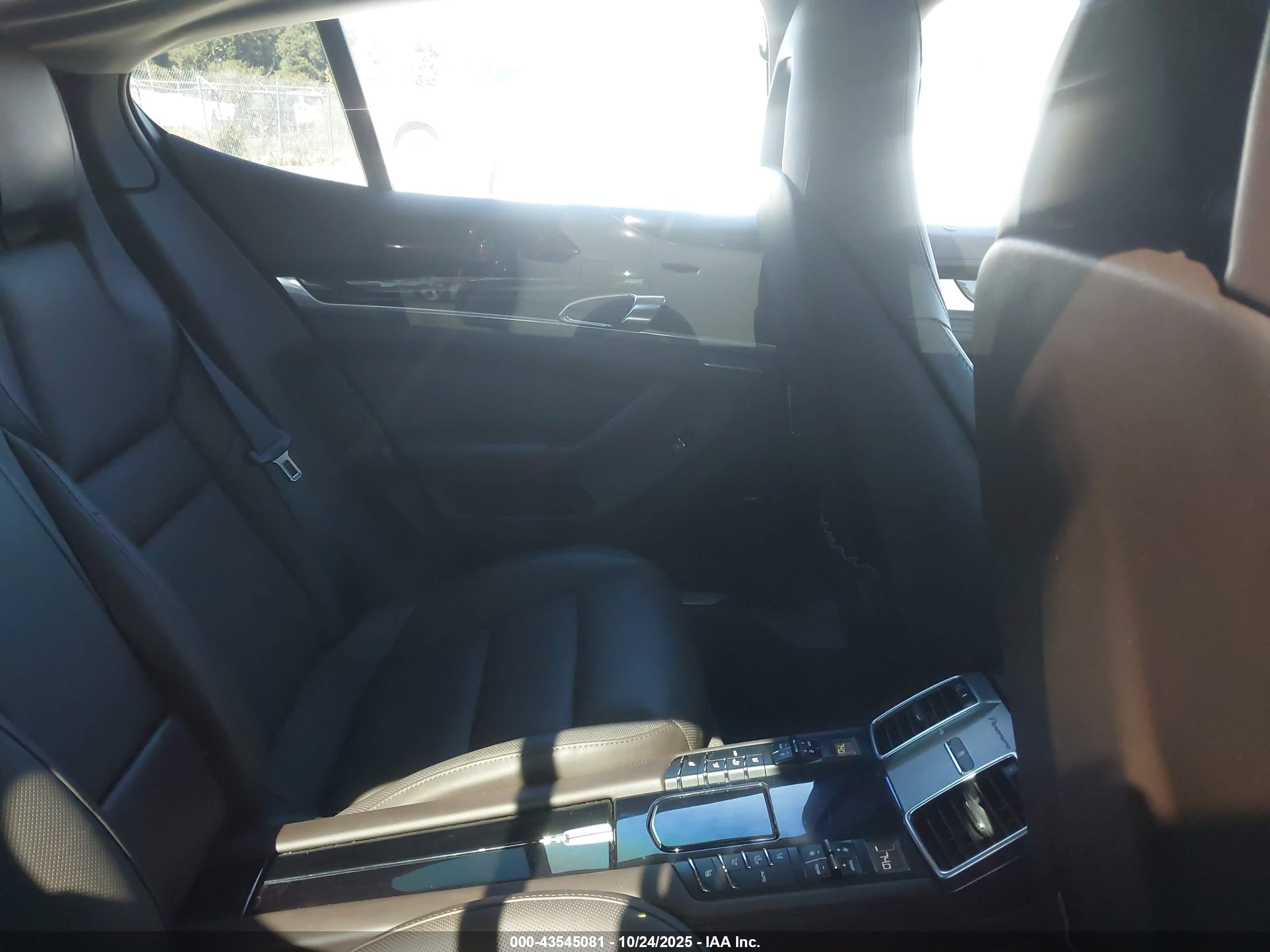 2015 Porsche Panamera E-hybrid S Белый vin: WP0AD2A71FL040966