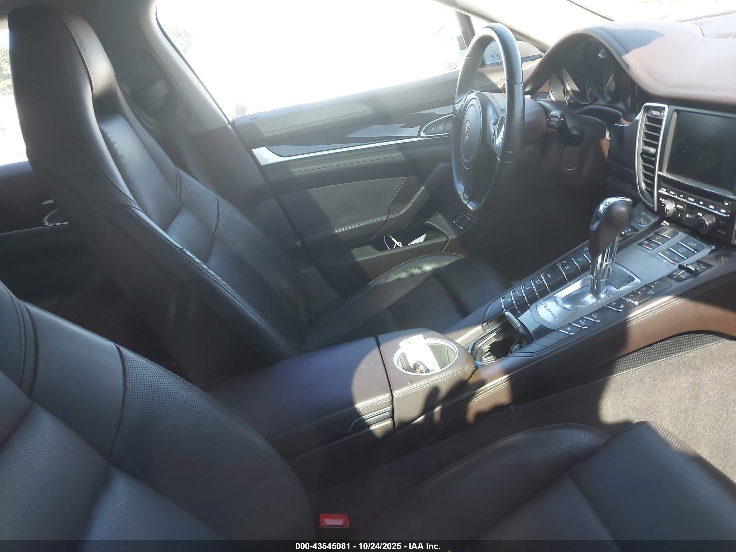 2015 Porsche Panamera E-hybrid S Белый vin: WP0AD2A71FL040966