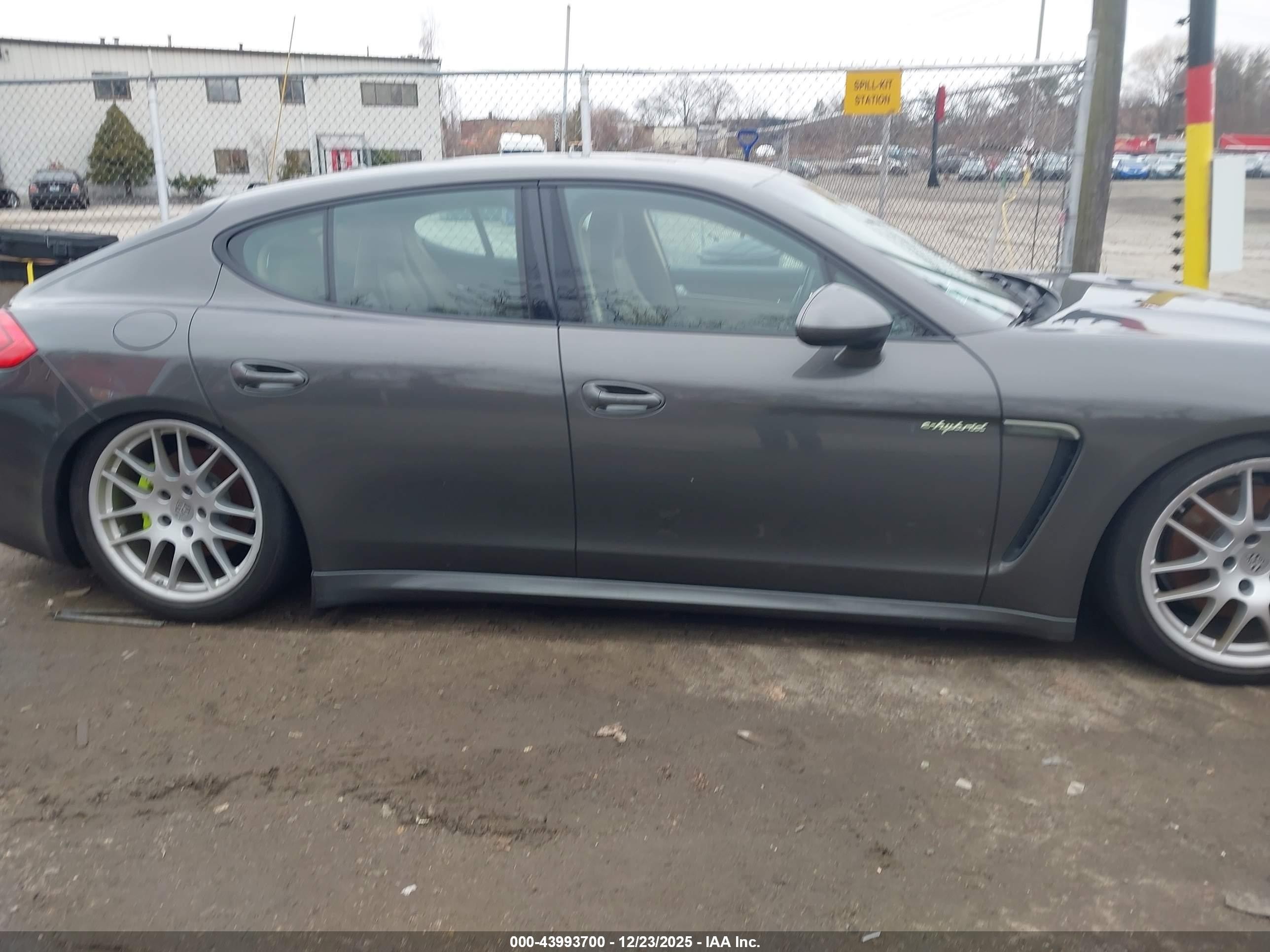 2015 Porsche Panamera E-hybrid S Brown vin: WP0AD2A74FL041559