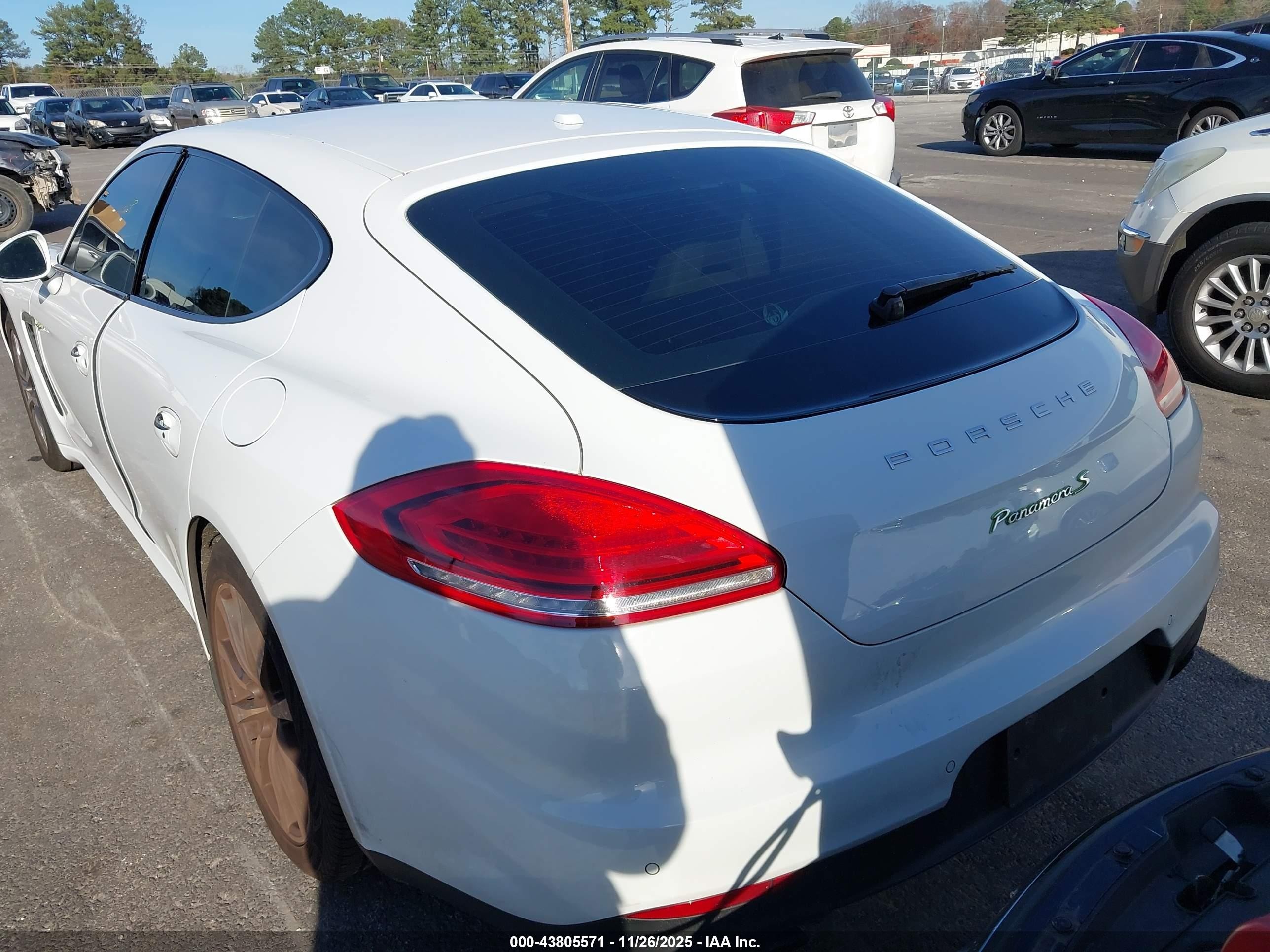 2015 Porsche Panamera E-hybrid S White vin: WP0AD2A77FL041457