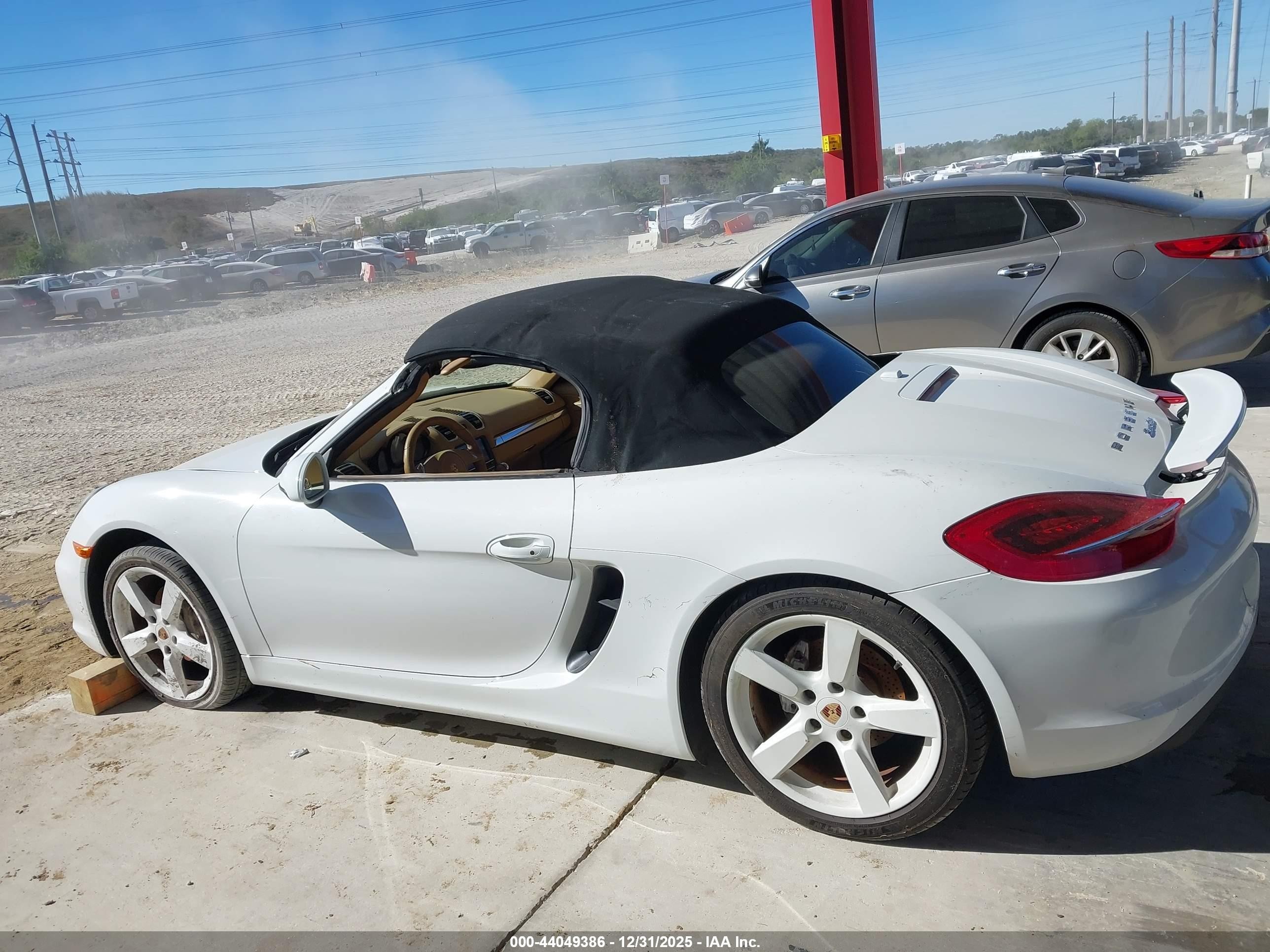 2014 Porsche Boxster   White vin: WP0CA2A85EK120477