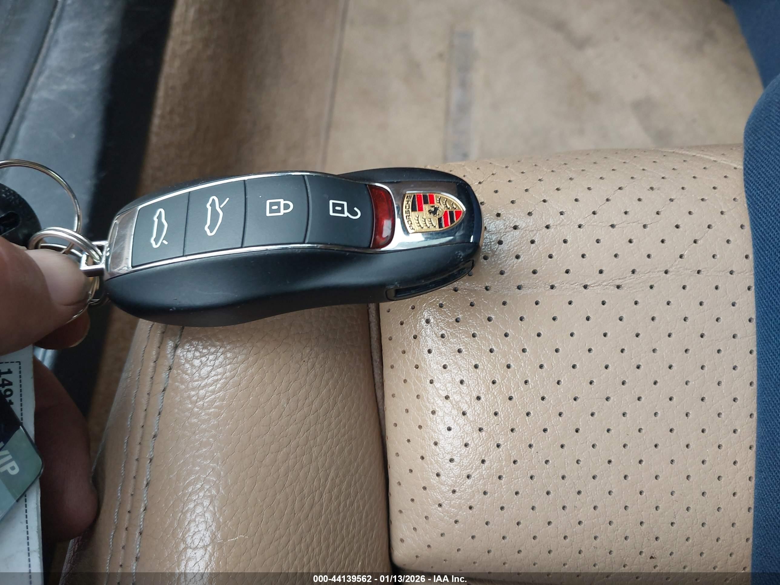 2014 Porsche Boxster   Burgundy vin: WP0CA2A89ES121387