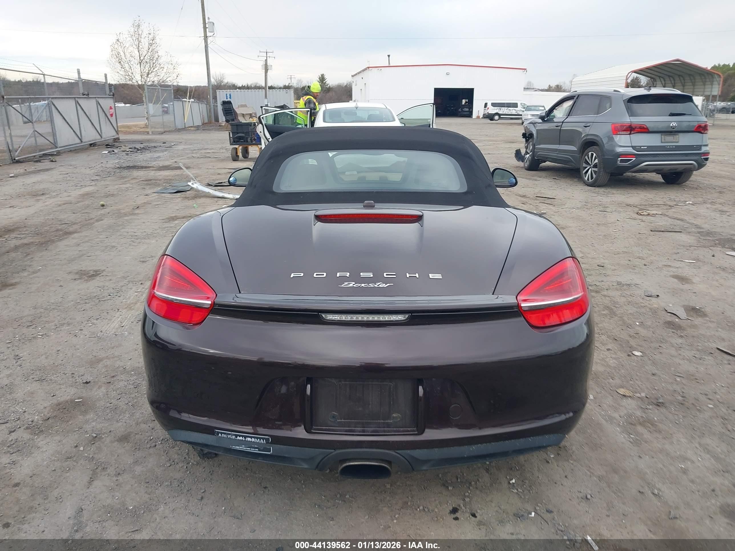 2014 Porsche Boxster   Burgundy vin: WP0CA2A89ES121387