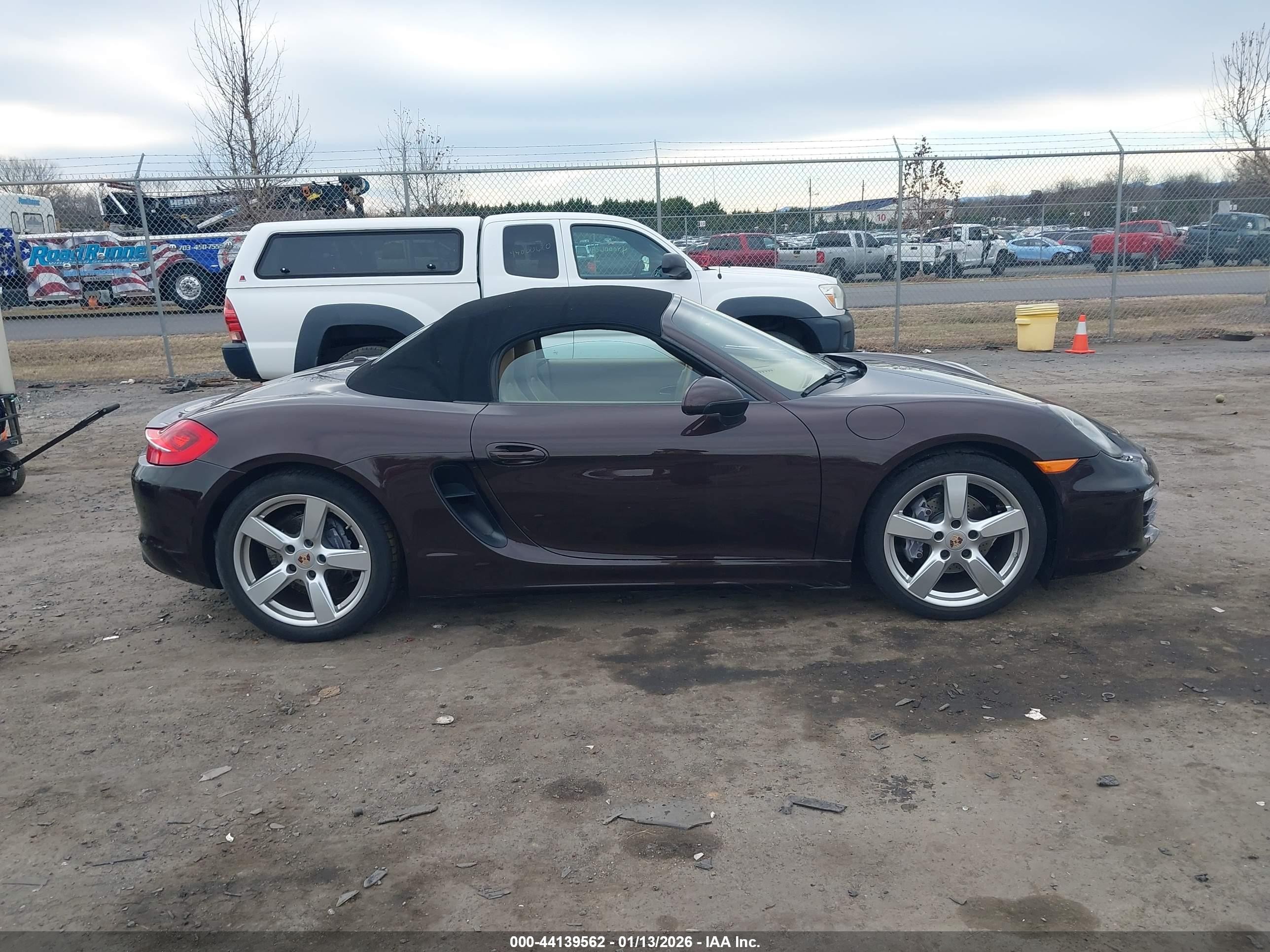 2014 Porsche Boxster   Burgundy vin: WP0CA2A89ES121387