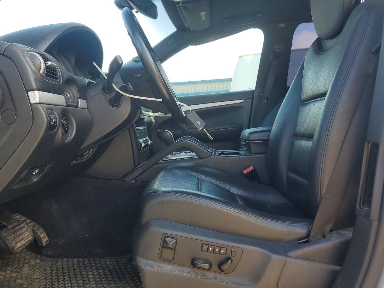 2008 Porsche Cayenne Silver vin: WP1AA29P18LA05570