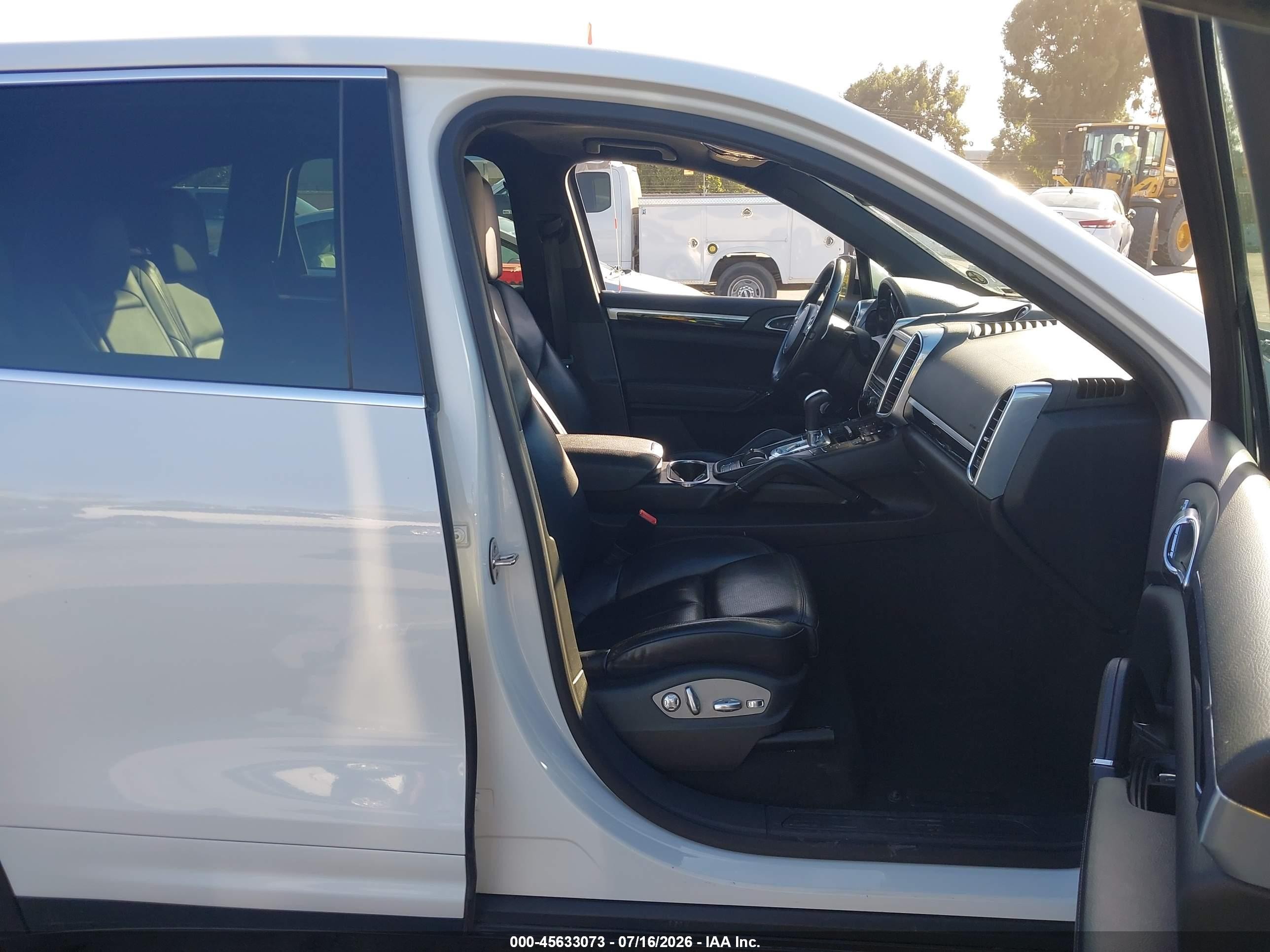 2014 Porsche Cayenne   White vin: WP1AA2A20ELA00176