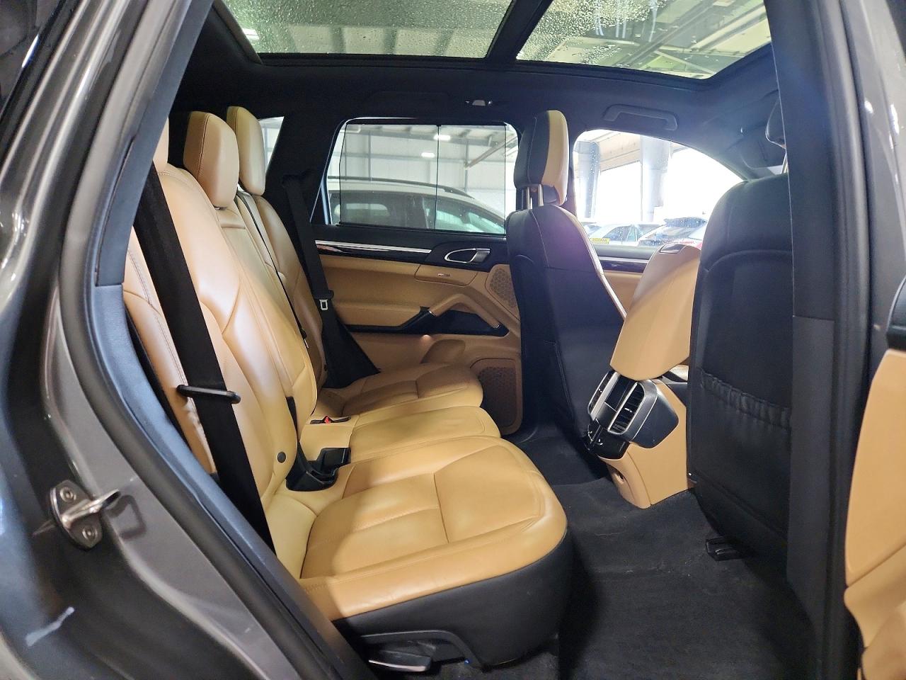 2016 Porsche Cayenne Gray vin: WP1AA2A20GKA36250