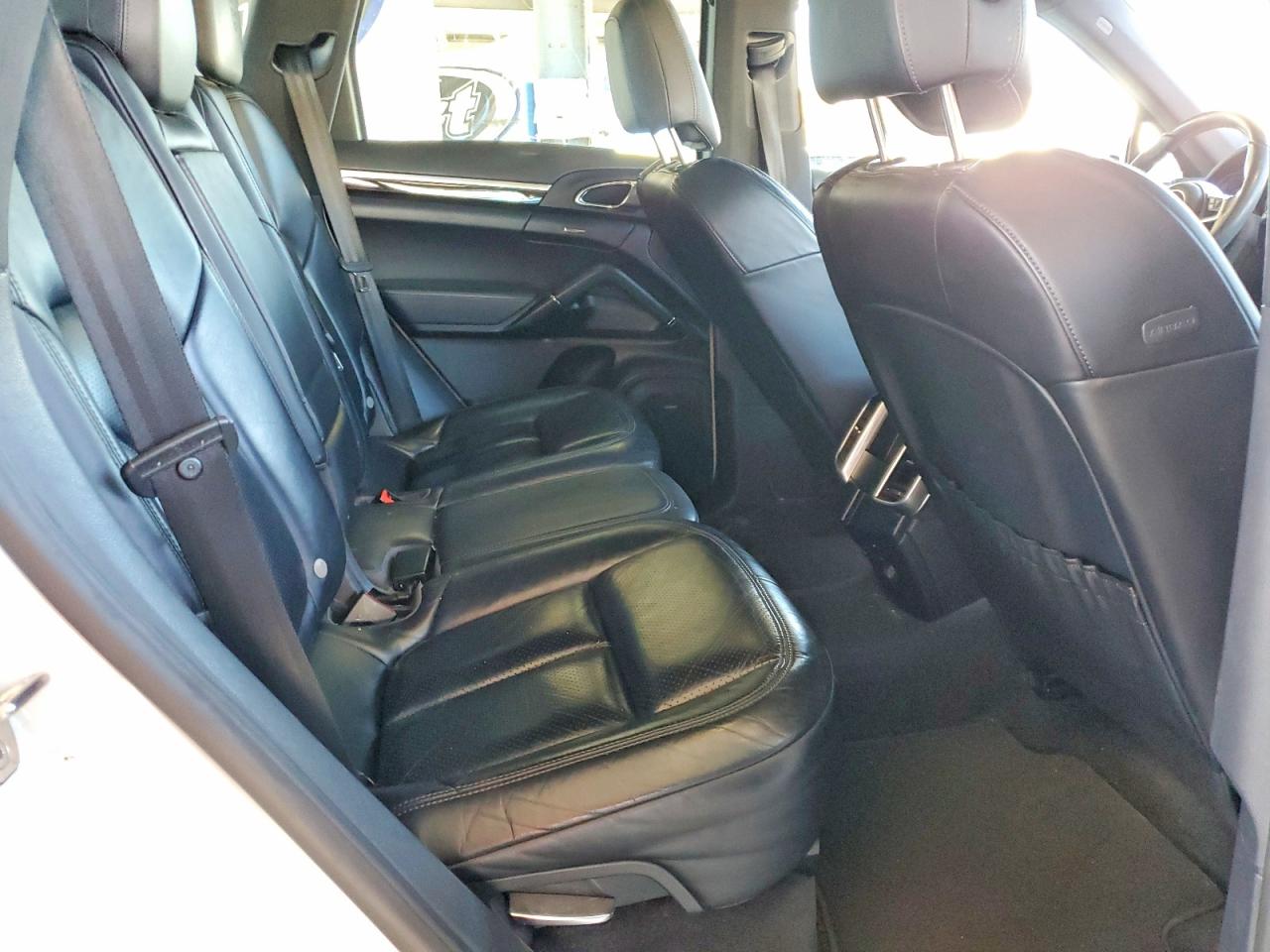 2017 Porsche Cayenne White vin: WP1AA2A20HKA82842