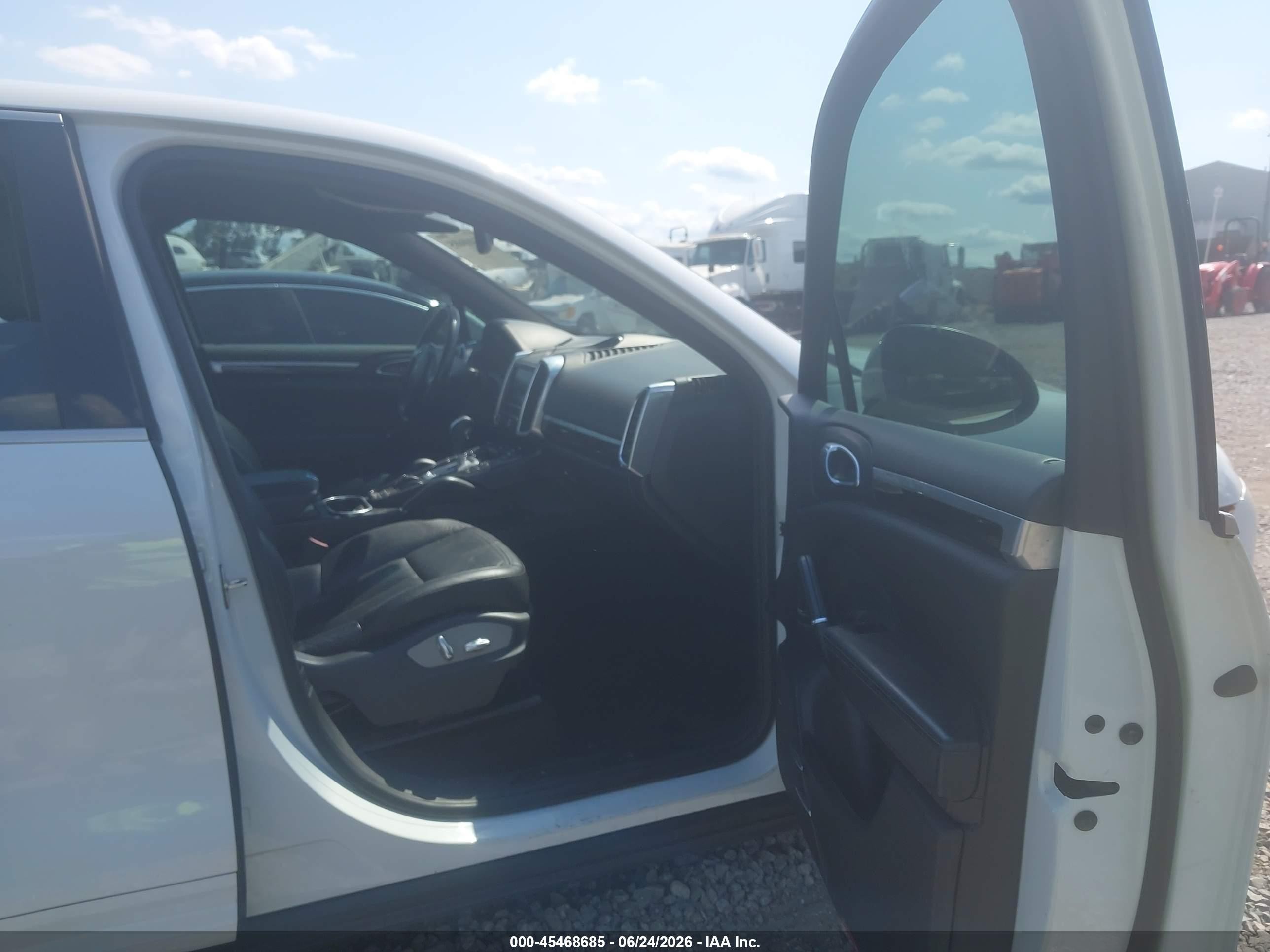 2014 Porsche Cayenne Platinum Edition White vin: WP1AA2A21ELA09310