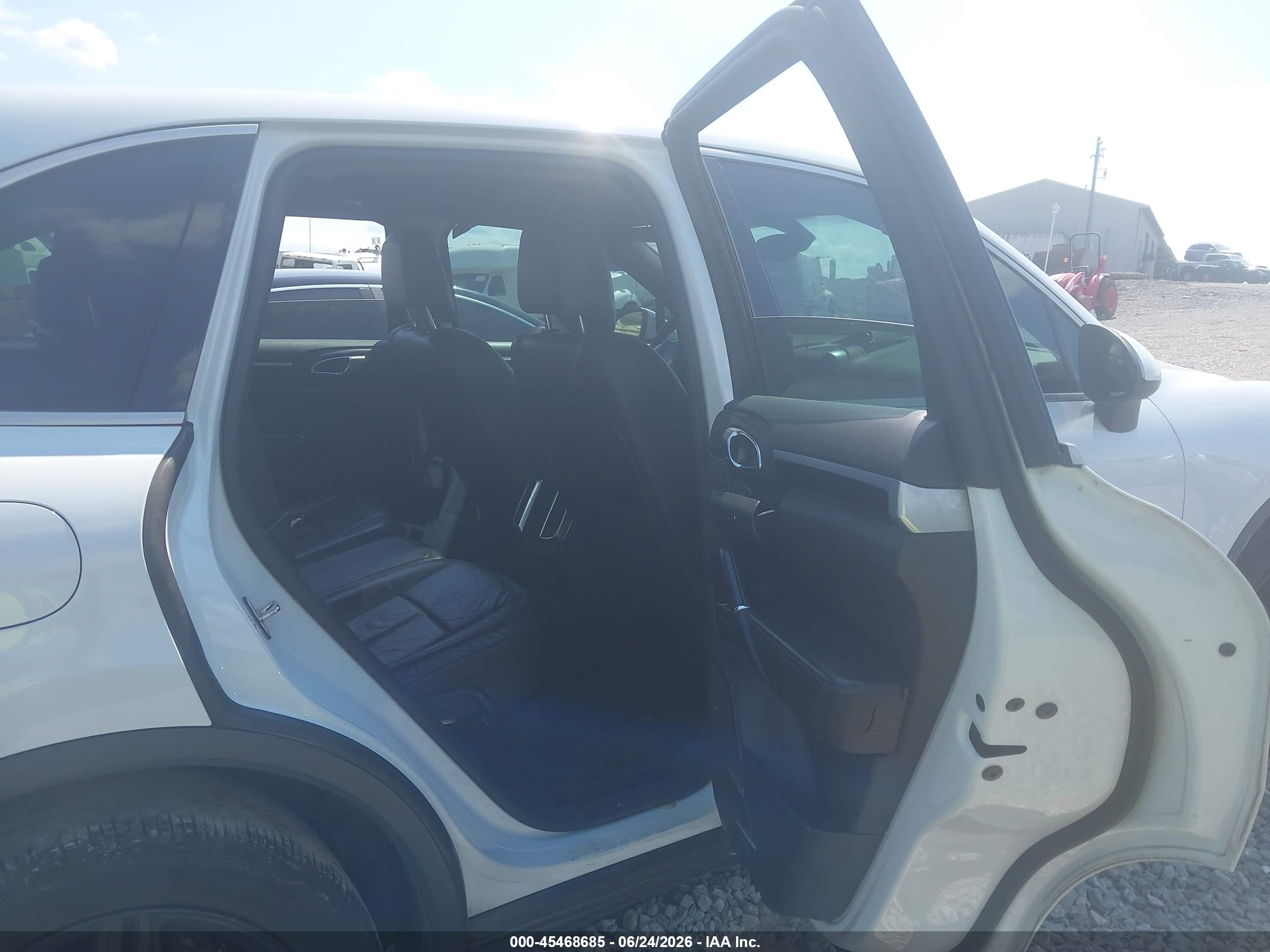 2014 Porsche Cayenne Platinum Edition White vin: WP1AA2A21ELA09310