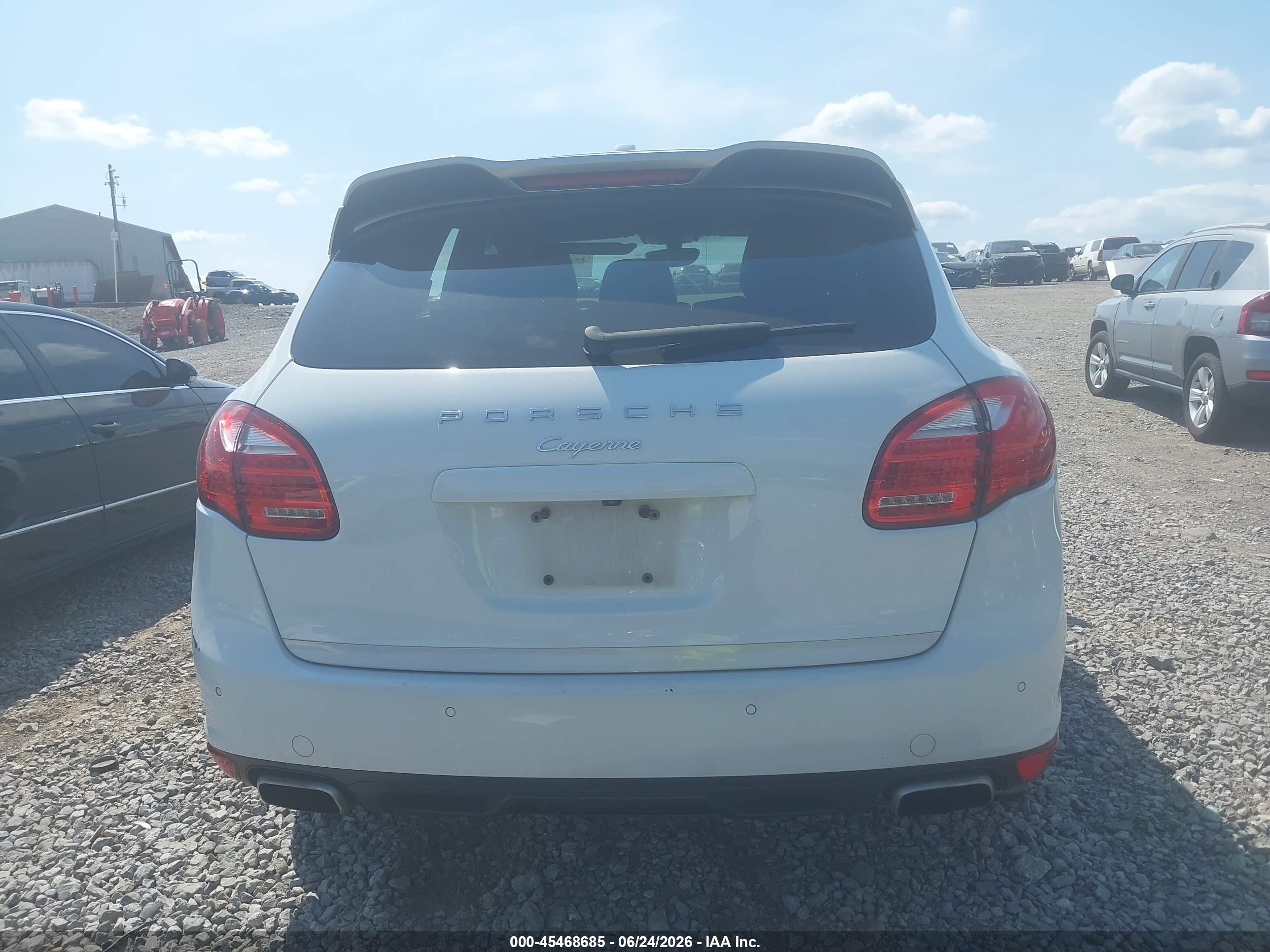 2014 Porsche Cayenne Platinum Edition White vin: WP1AA2A21ELA09310