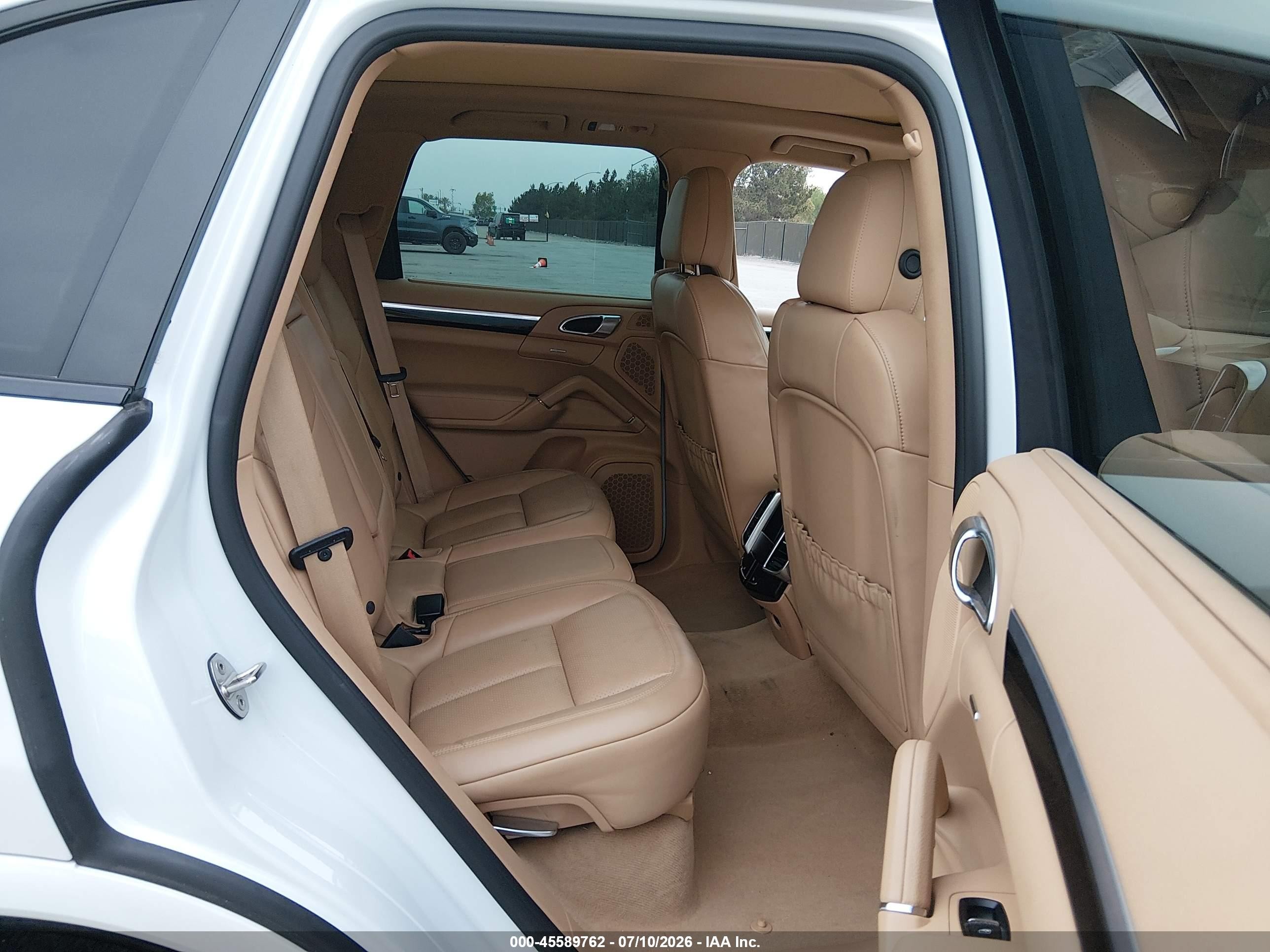 2017 Porsche Cayenne Platinum Edition Белый vin: WP1AA2A23HKA81071