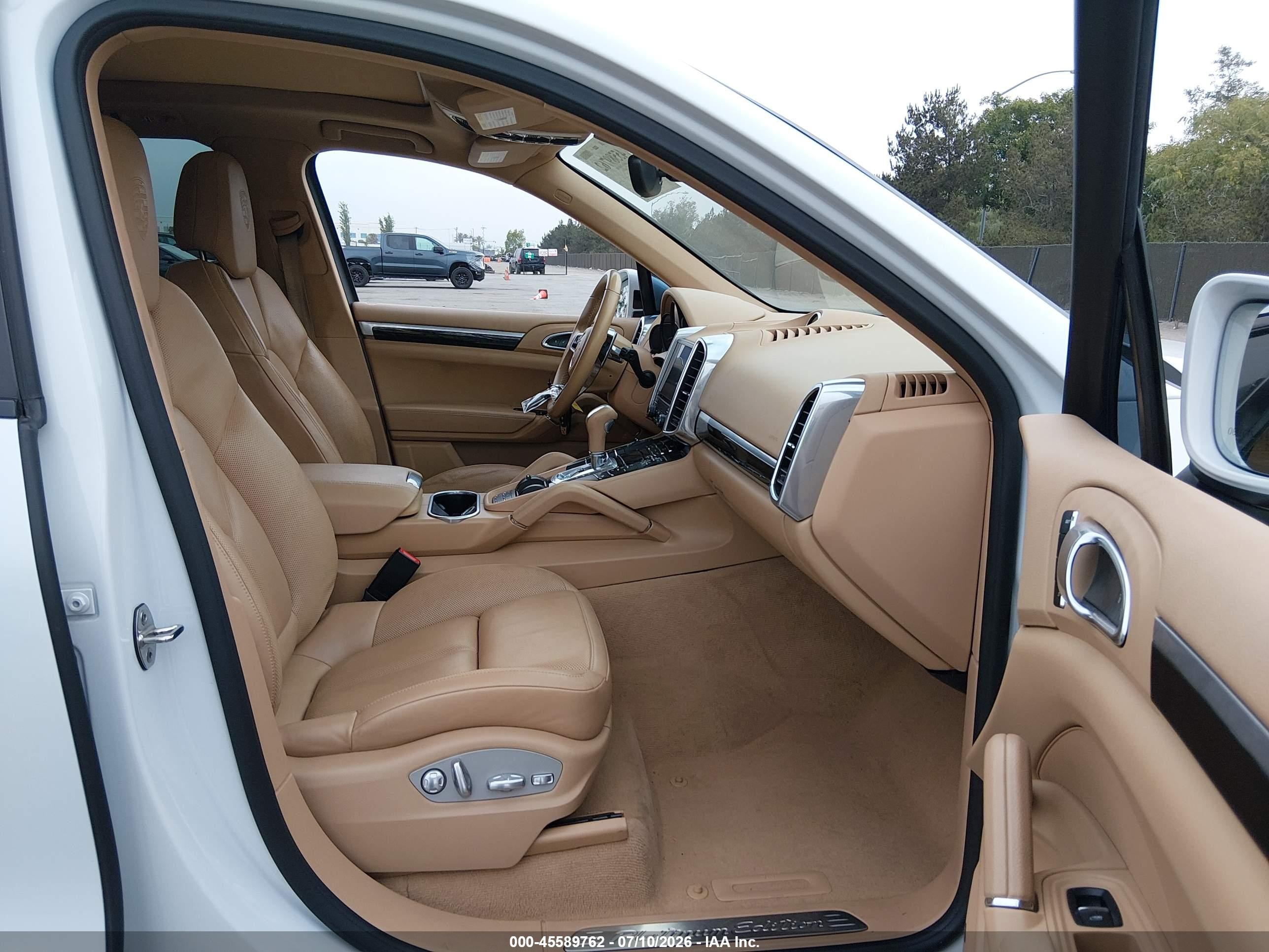 2017 Porsche Cayenne Platinum Edition Белый vin: WP1AA2A23HKA81071