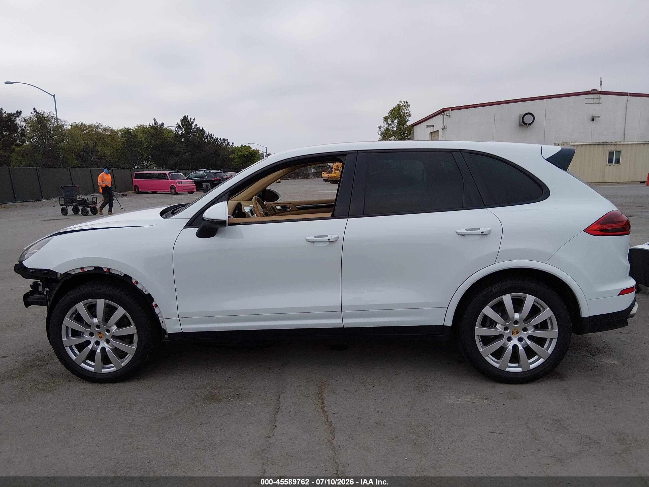 2017 Porsche Cayenne Platinum Edition Белый vin: WP1AA2A23HKA81071