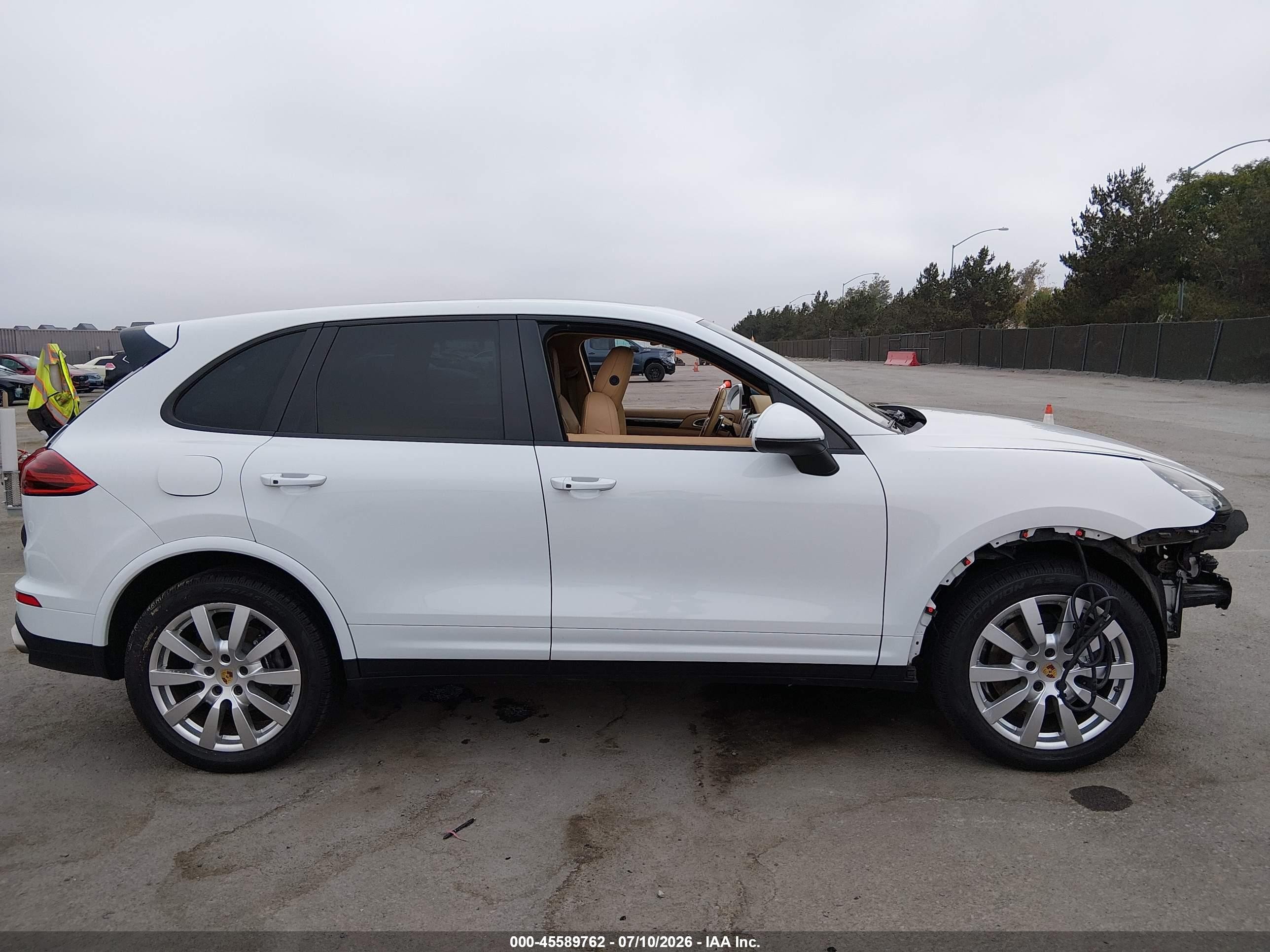 2017 Porsche Cayenne Platinum Edition Белый vin: WP1AA2A23HKA81071