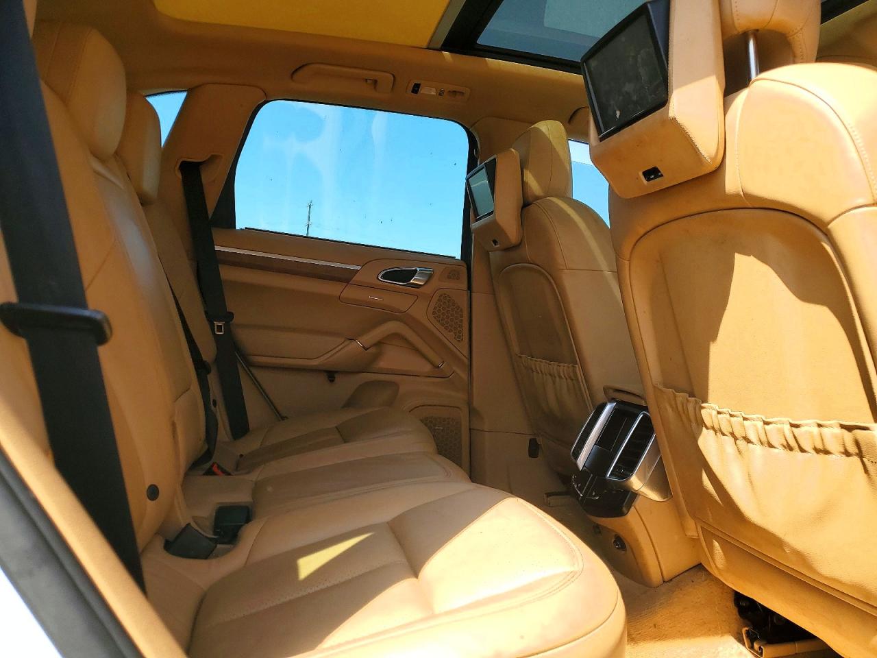 2011 Porsche Cayenne 4d White vin: WP1AA2A26BLA09718