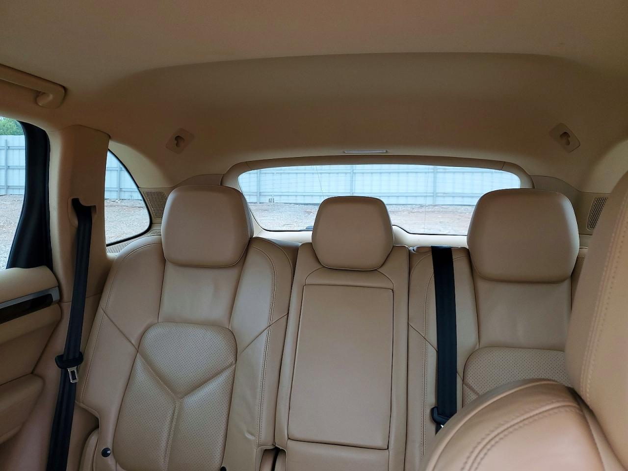2012 Porsche Cayenne White vin: WP1AA2A27CLA10538