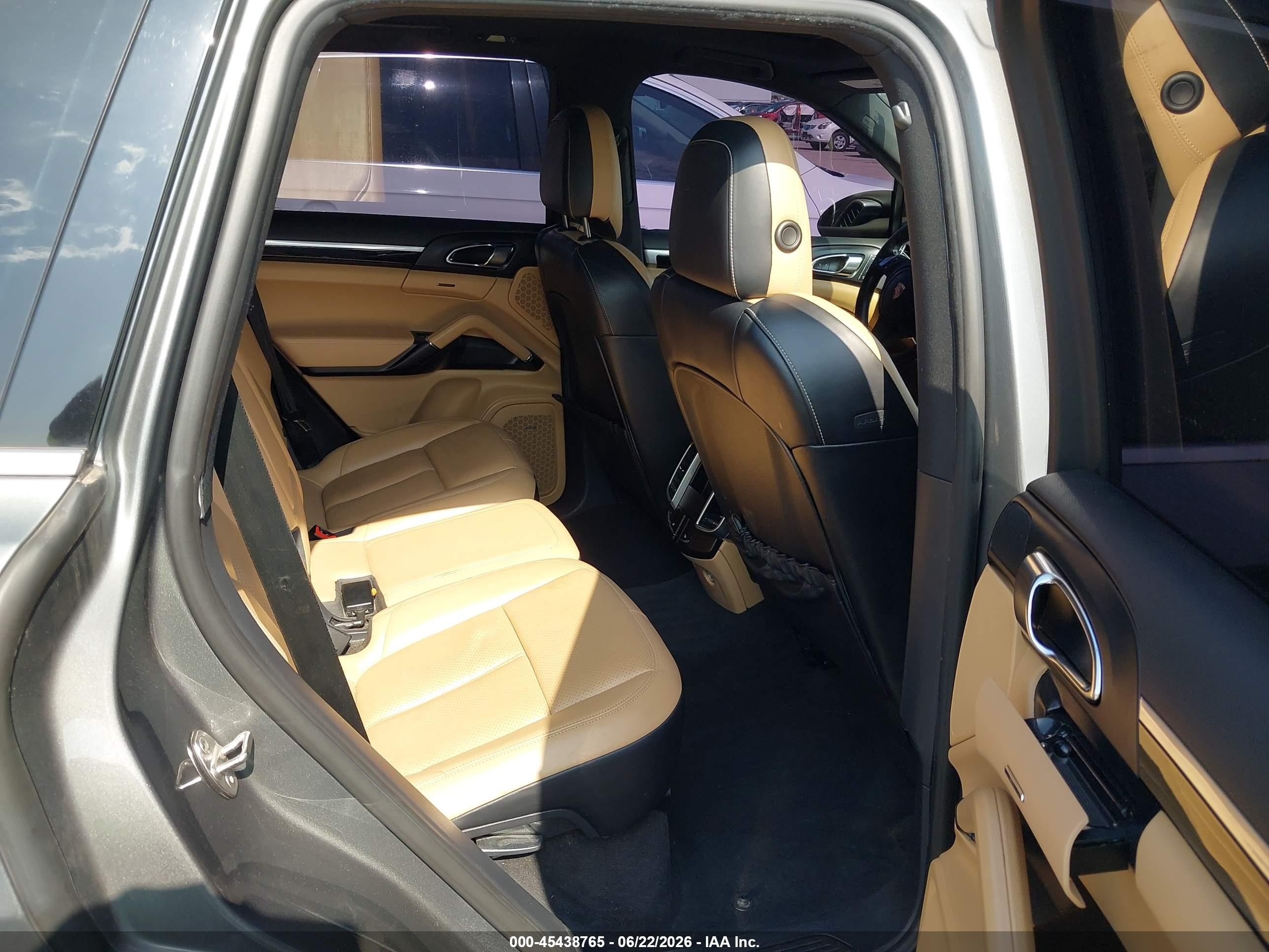 2014 Porsche Cayenne Platinum Edition Silver vin: WP1AA2A27ELA95271