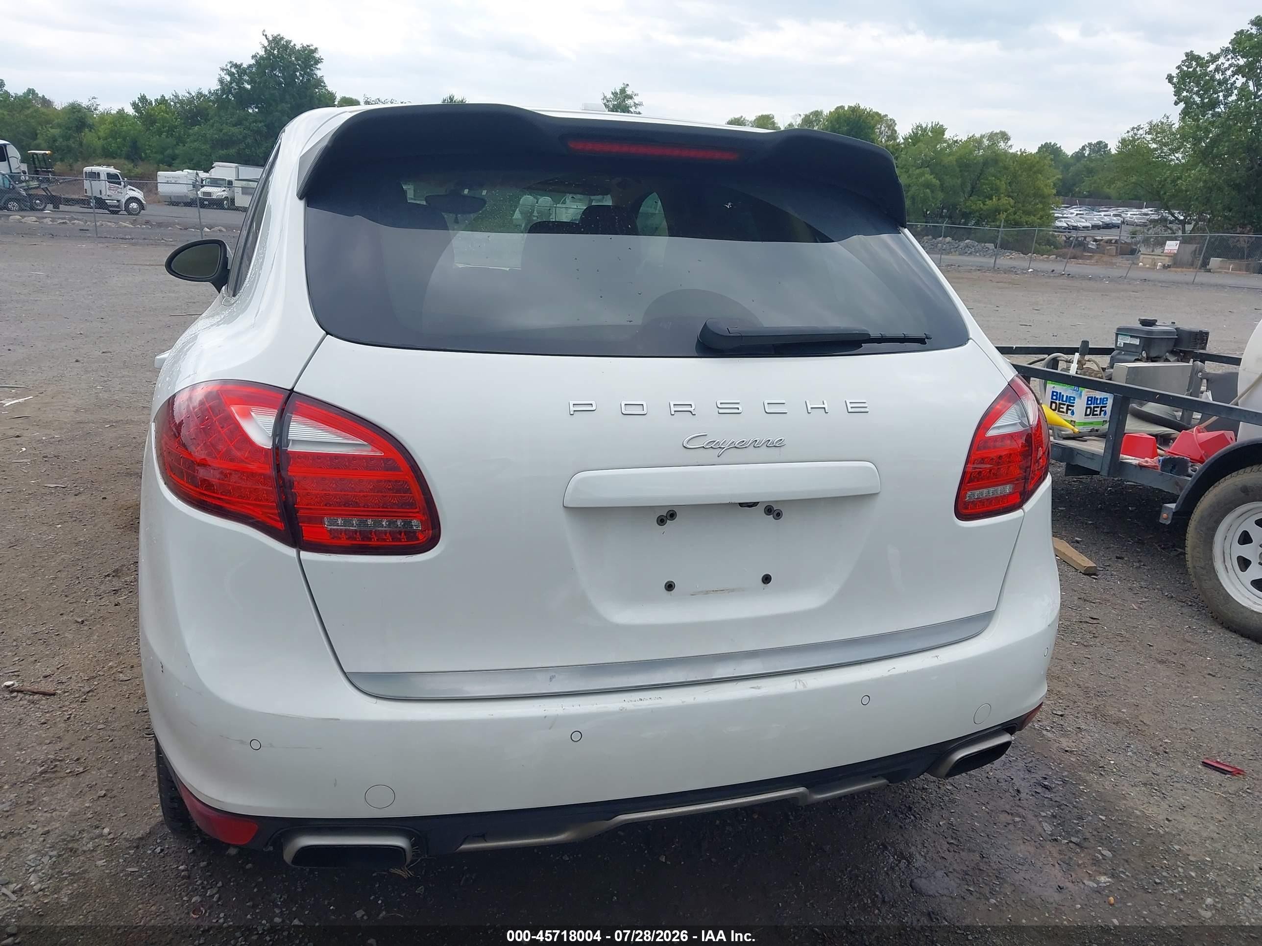 2012 Porsche Cayenne   White vin: WP1AA2A28CLA09317