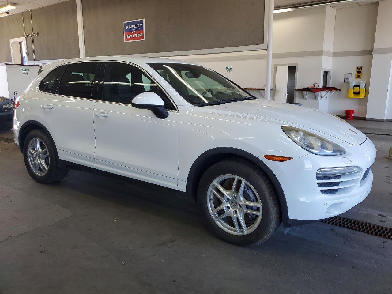 2013 Porsche Cayenne White vin: WP1AA2A28DLA09822