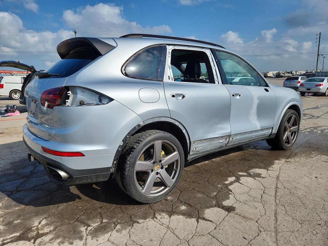 2017 Porsche Cayenne Silver vin: WP1AA2A2XHKA86591