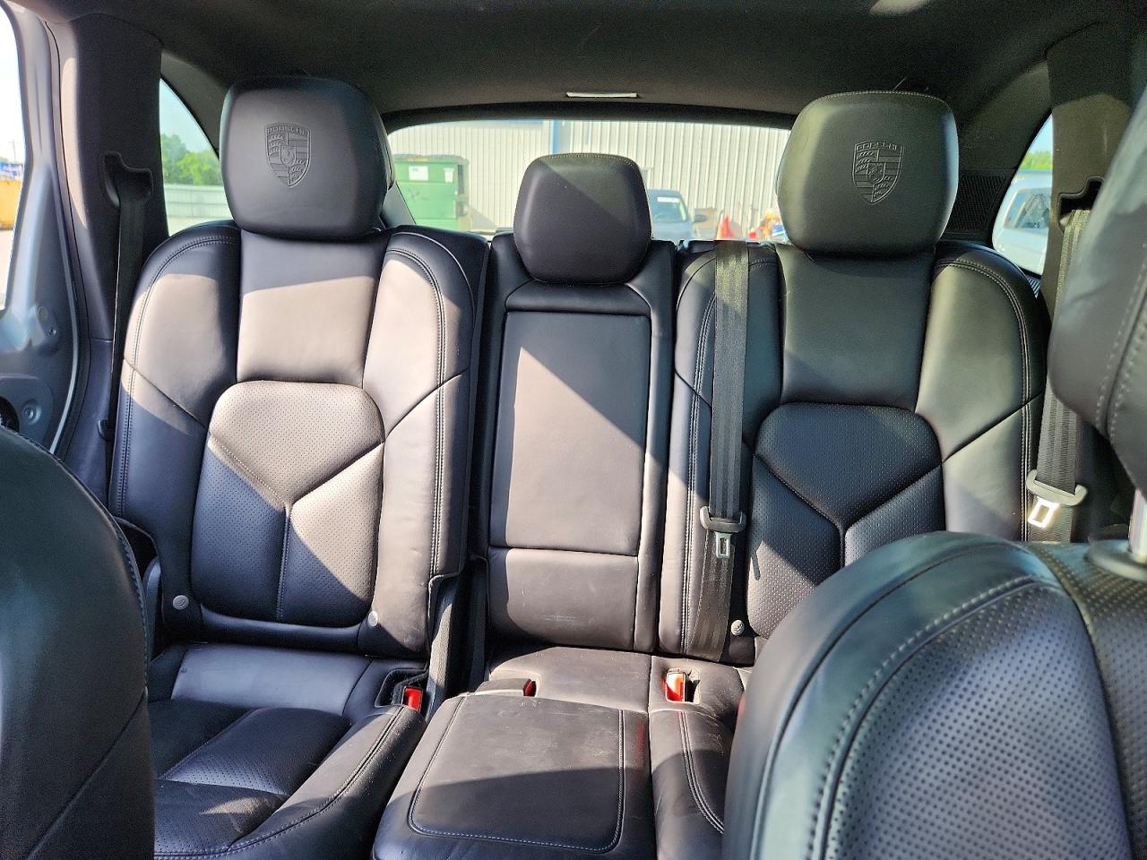 2017 Porsche Cayenne Silver vin: WP1AA2A2XHKA86591