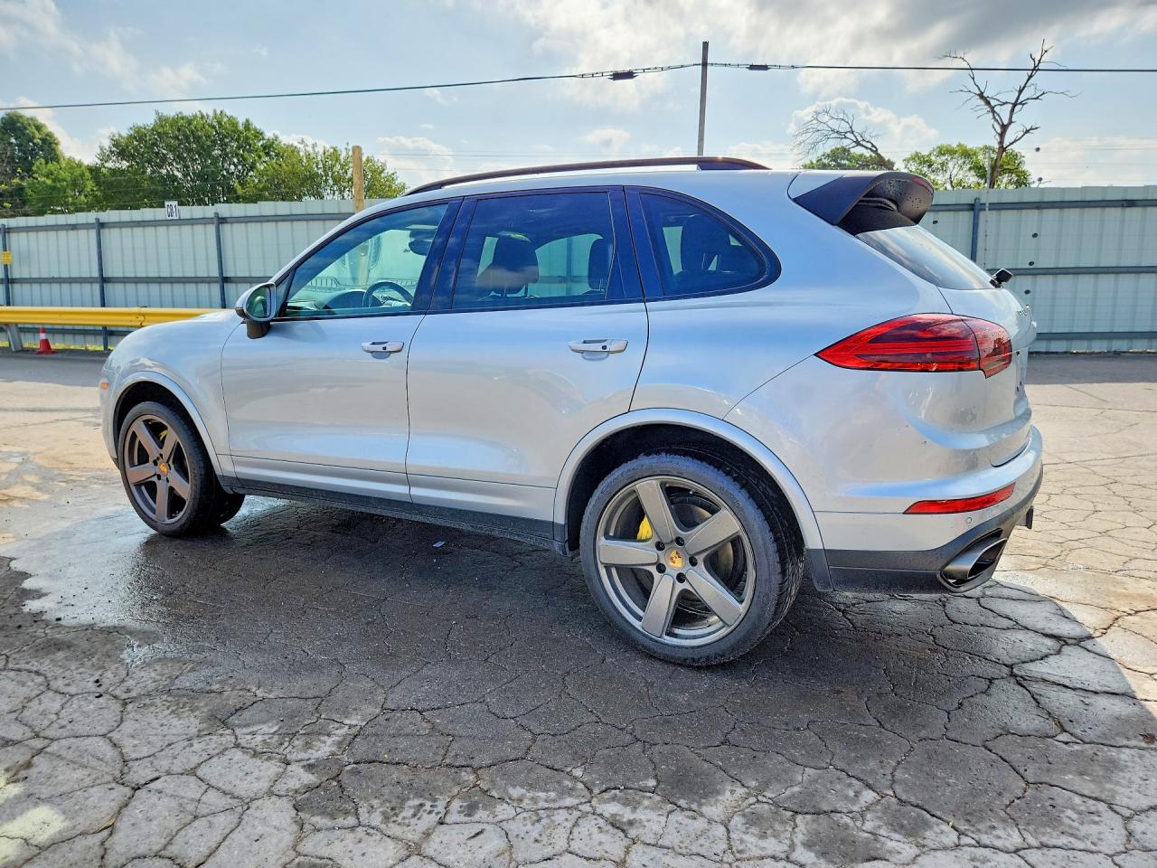 2017 Porsche Cayenne Silver vin: WP1AA2A2XHKA86591