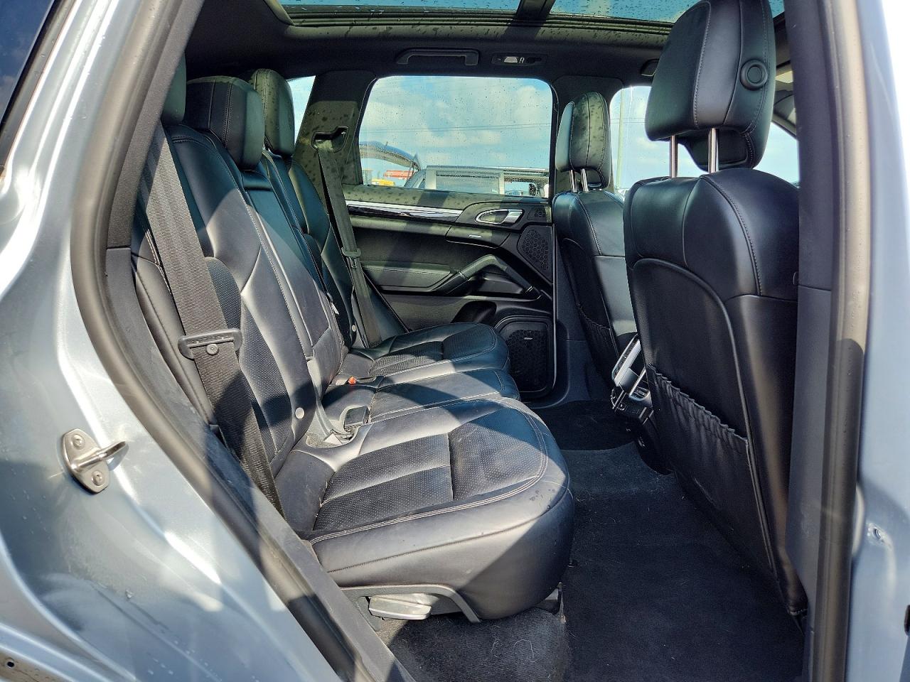 2017 Porsche Cayenne Silver vin: WP1AA2A2XHKA86591