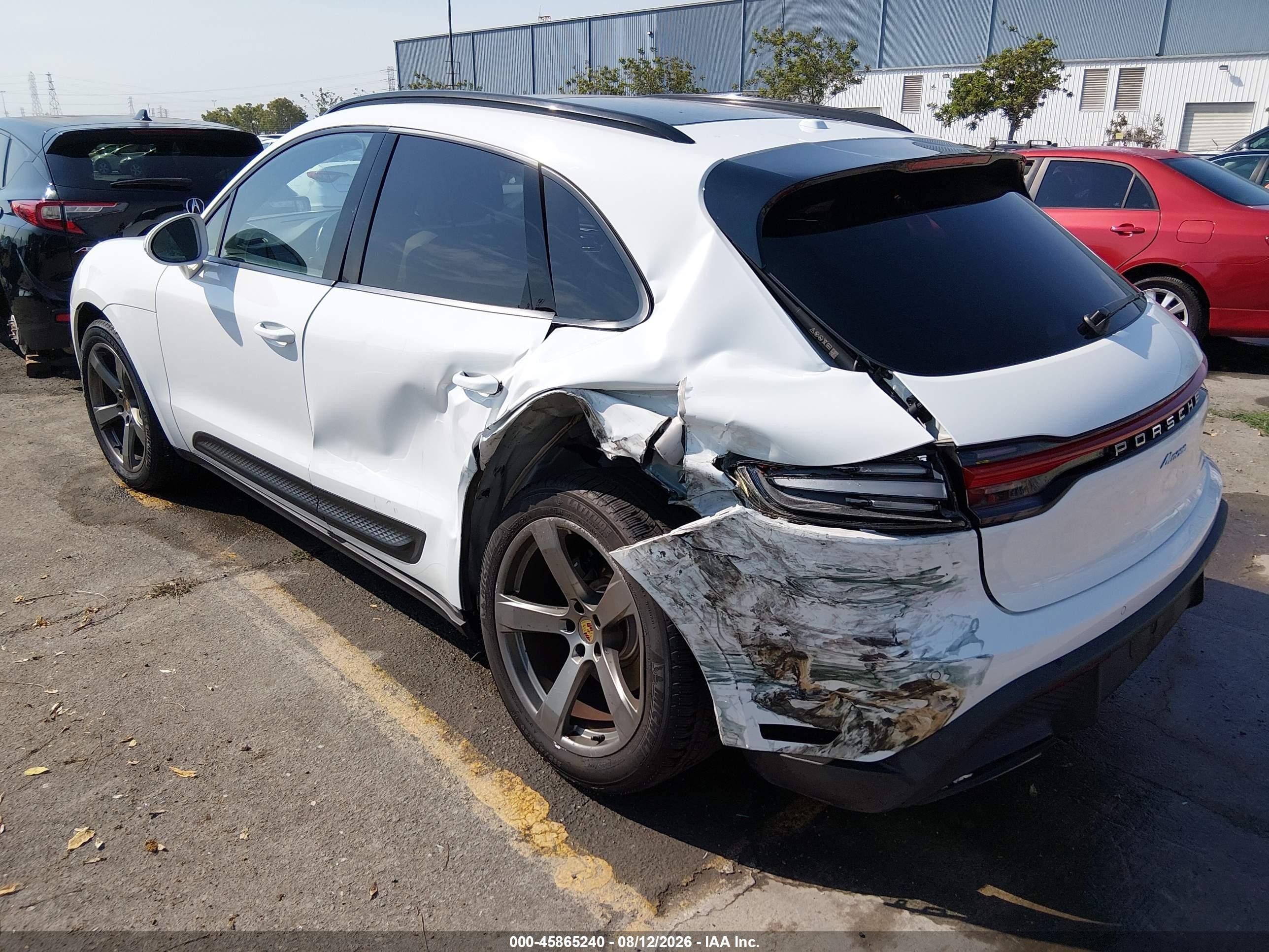 2022 Porsche Macan   White vin: WP1AA2A57NLB05663